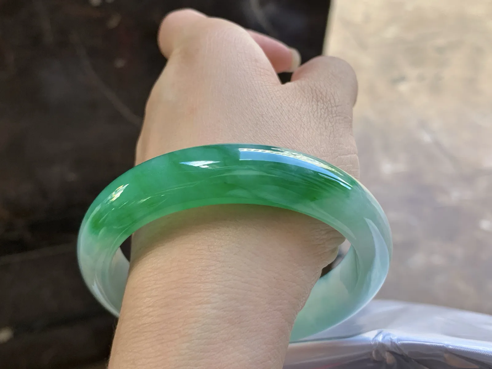 59-14-8.8

浓绿色手镯^_^颜色鲜艳 玉质温润