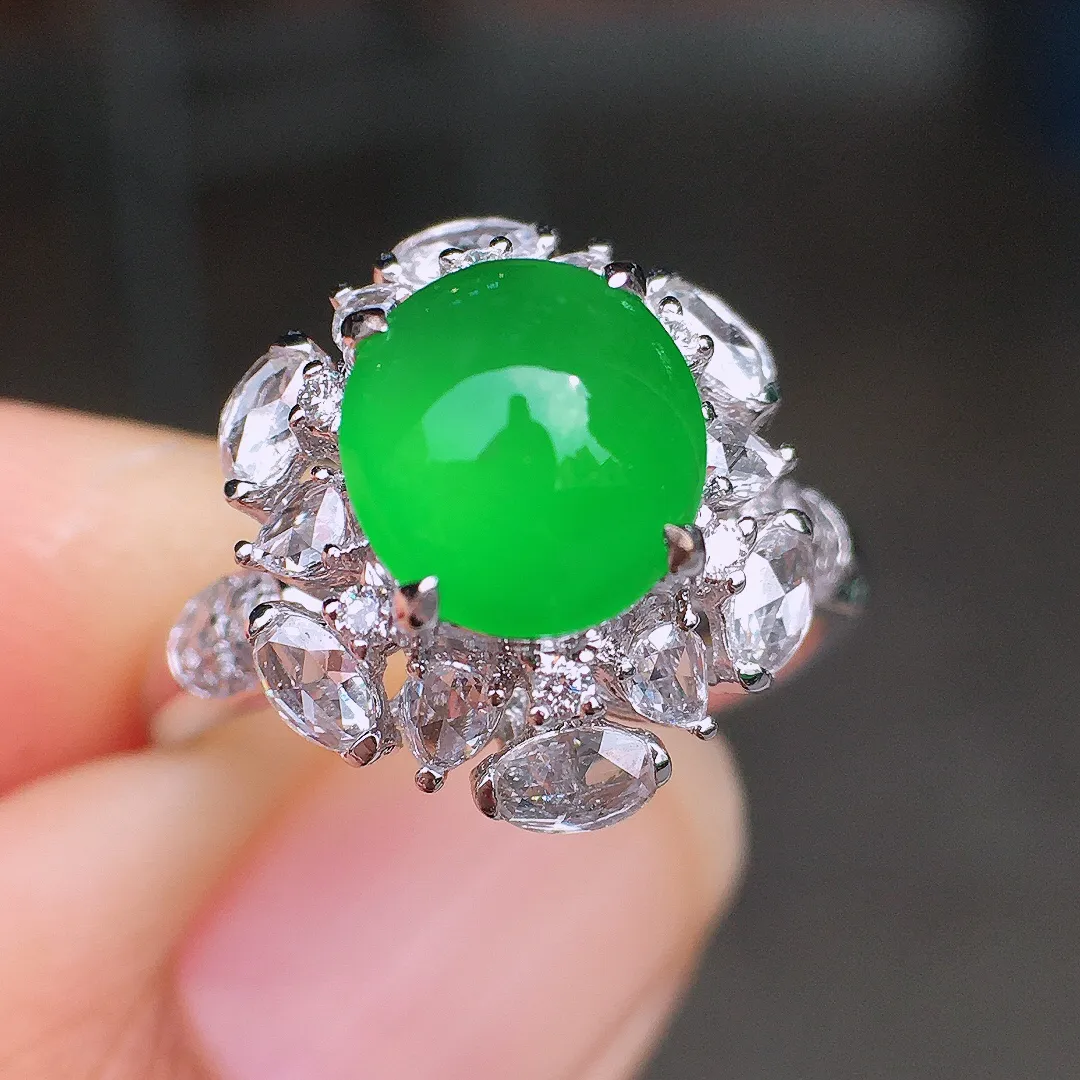 阳绿蛋面戒指，色泽均匀艳丽，玉质细腻，荧光感超
强，饱满圆润，尽显优雅气质，18k
金豪华镶嵌