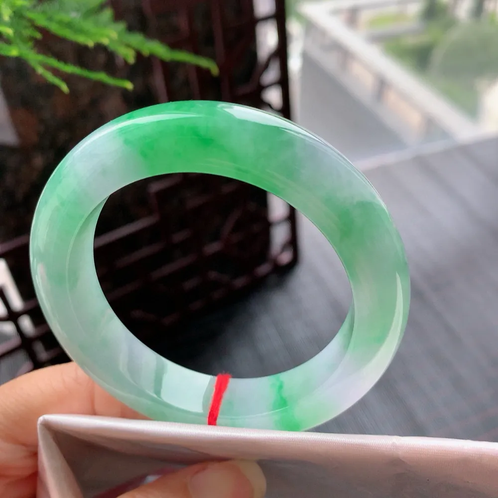 正圈冰糯阳绿 无纹裂 尺寸:53.7/12.8/9.9 色好