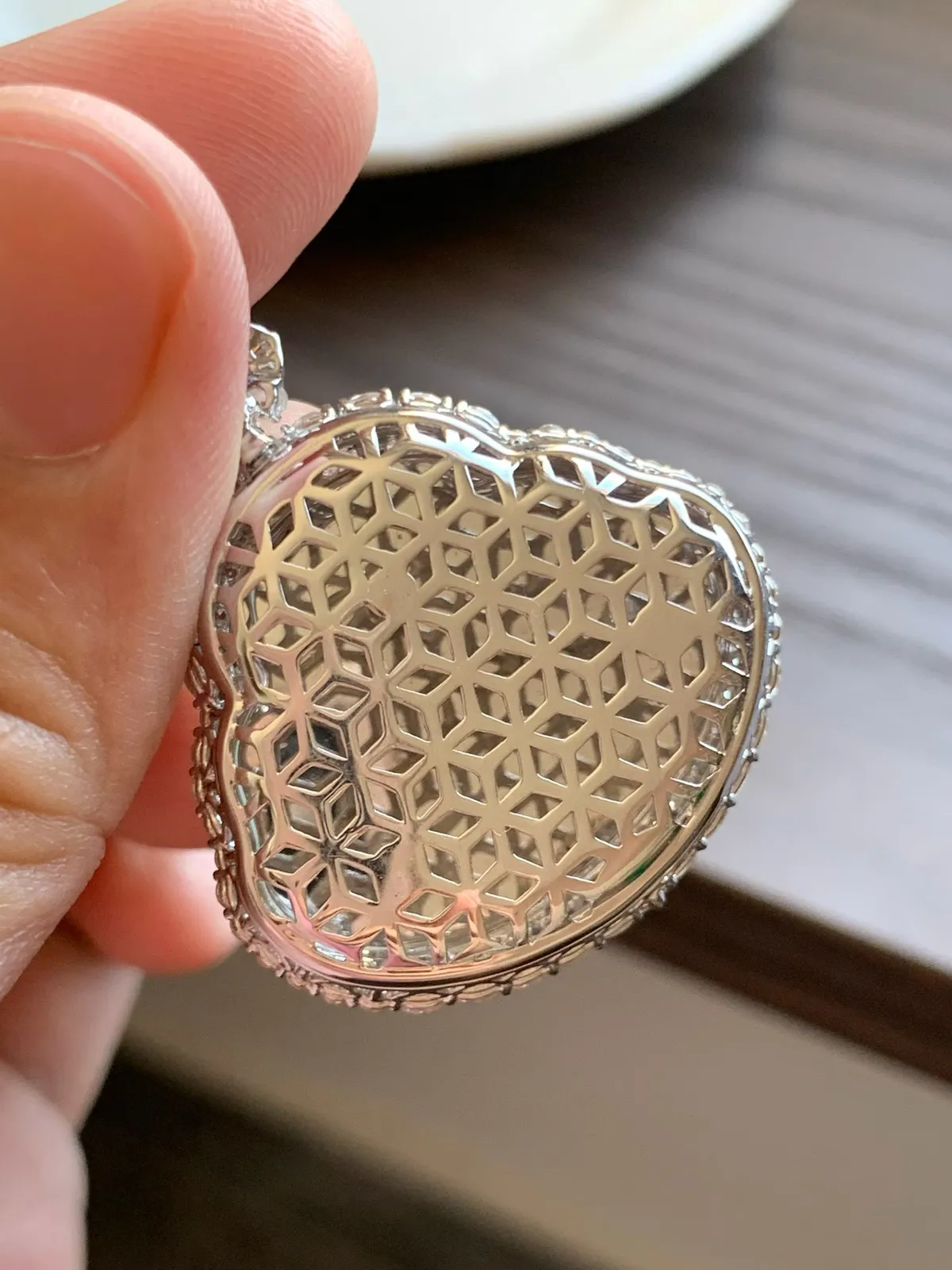 高冰种佛公
裸石24*29.5*4.5 整体尺寸38.5*32.5*12
18k金钻石镶嵌