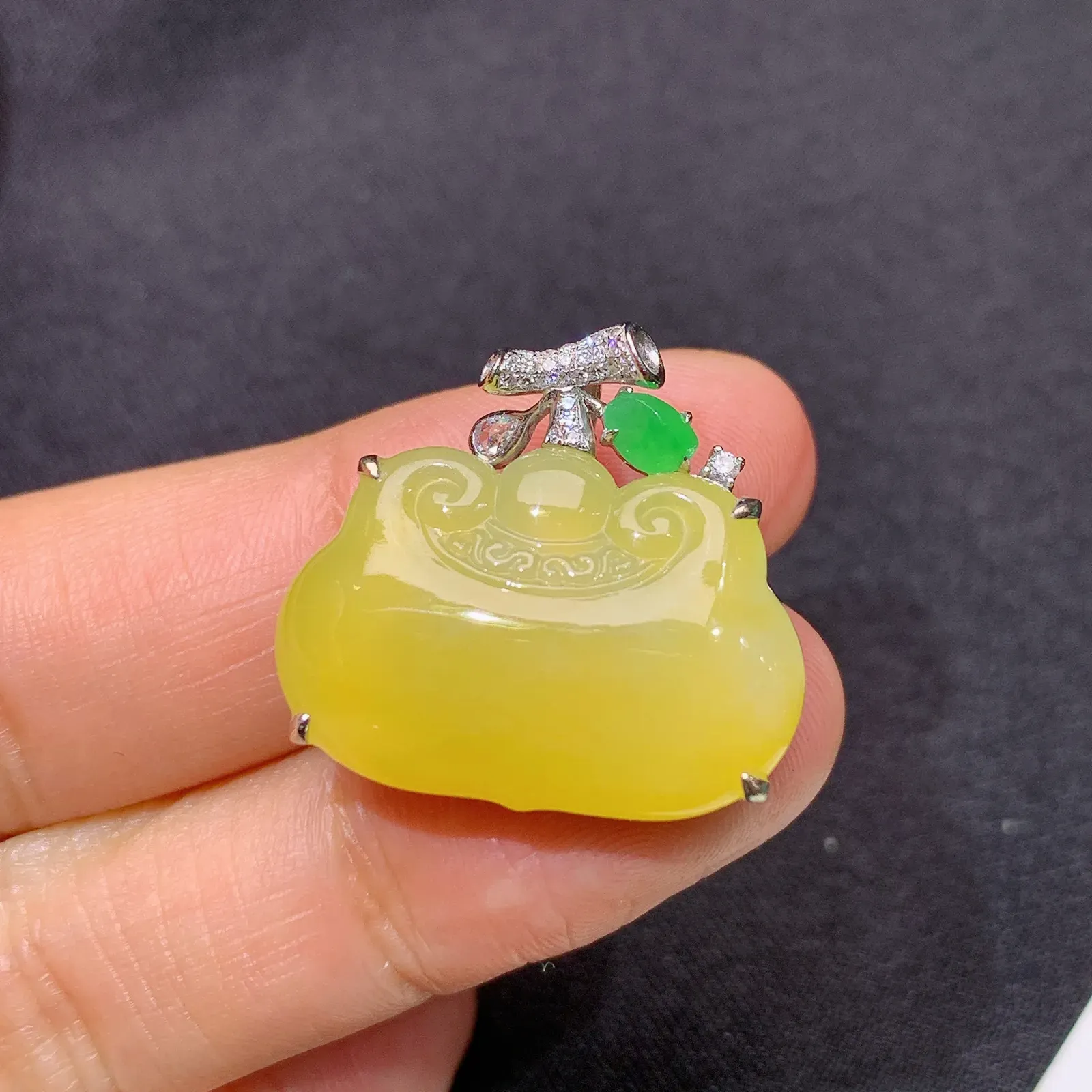 冰种黄翡如意锁吊坠，18k金镶嵌，色泽鲜艳，水色超佳 尺寸21.8*23.3*7.5