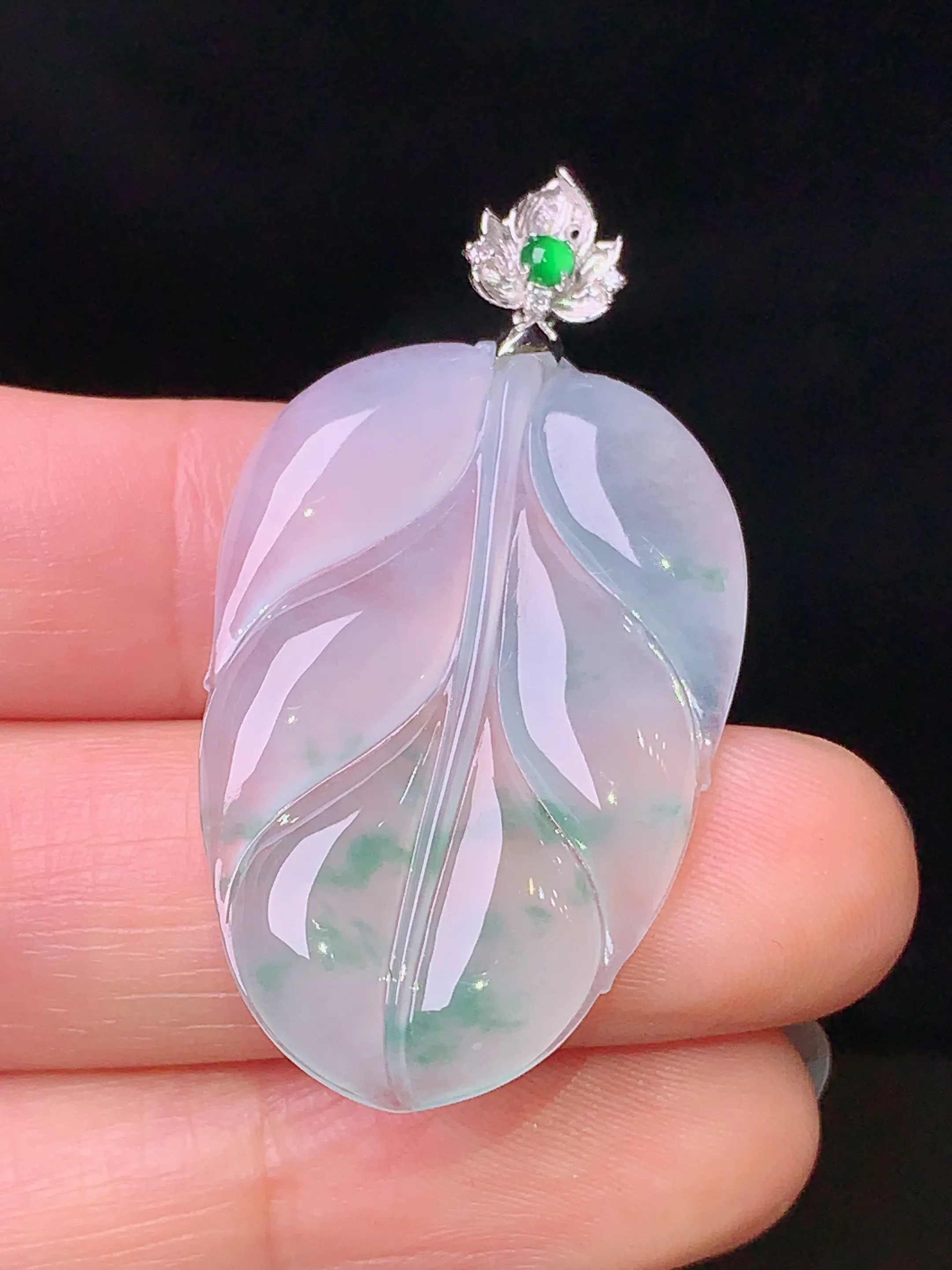 18k金钻镶嵌冰种树叶吊坠 玉质细腻 水润亮眼 色泽艳丽 整体尺寸42*22.3*3.7