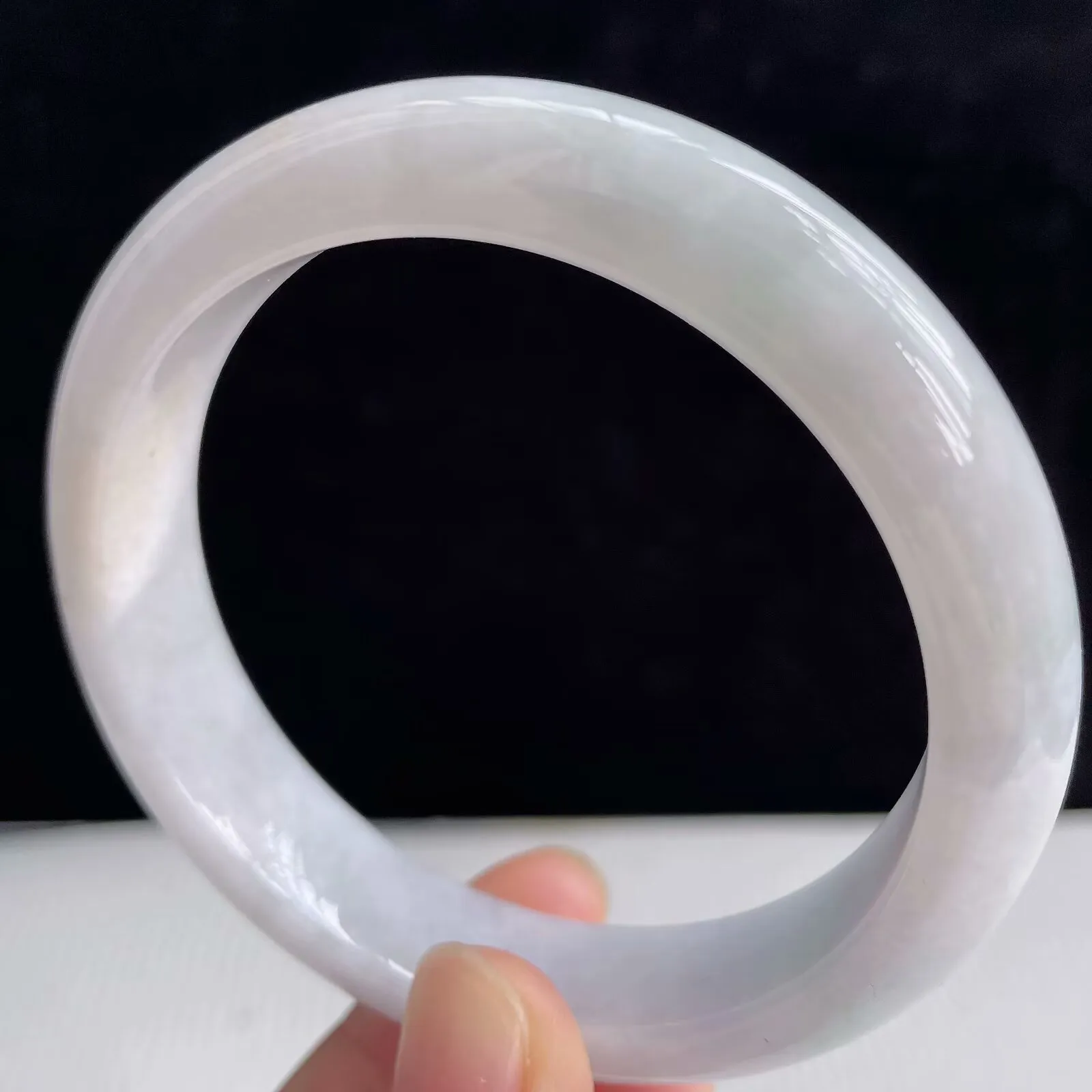 天然翡翠A货拍卖浅绿秀气56圈口玉手镯 50.89克