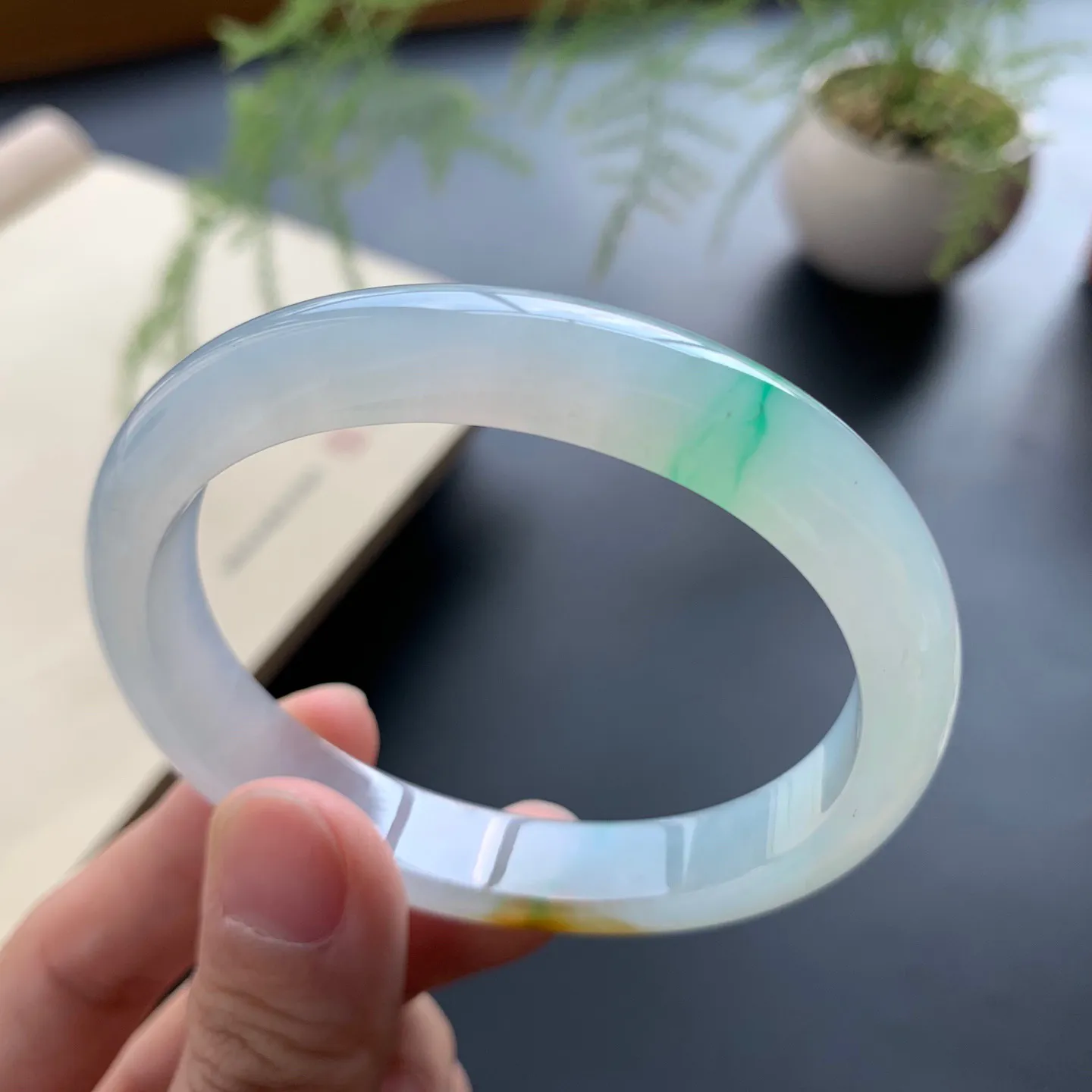 54.8圈口冰飘绿贵妃手镯 尺寸：54.8-47-10.8-7，水润起胶，色泽靓丽