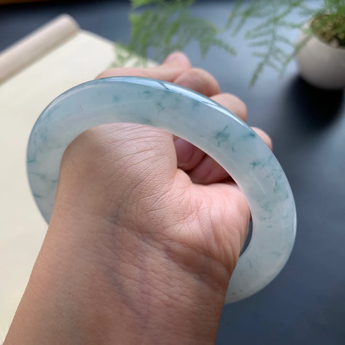 57.8圈口冰飘花圆条手镯 尺寸：57.8-11-10.6，无纹裂，水润饱满，花色灵动