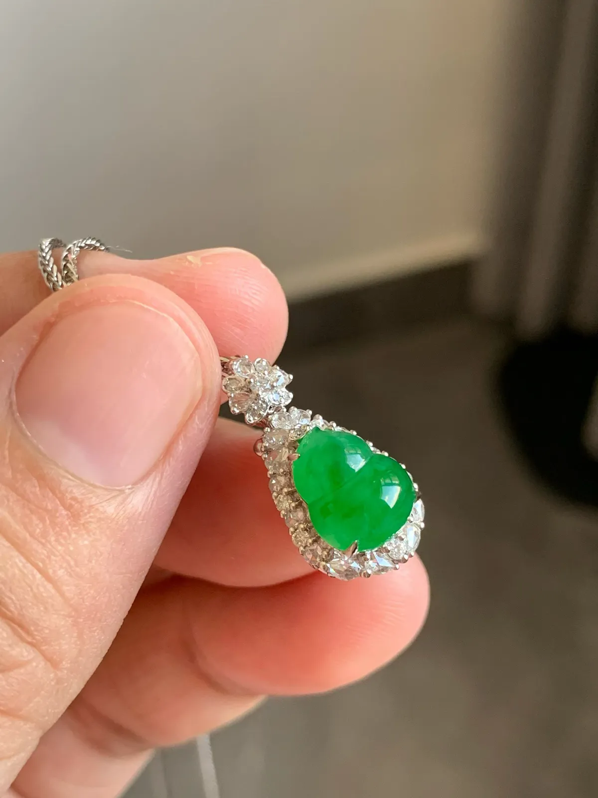 满色小葫芦吊坠
裸石10*8.5*5 整体尺寸20.5*11*9.5
18k金钻石镶嵌