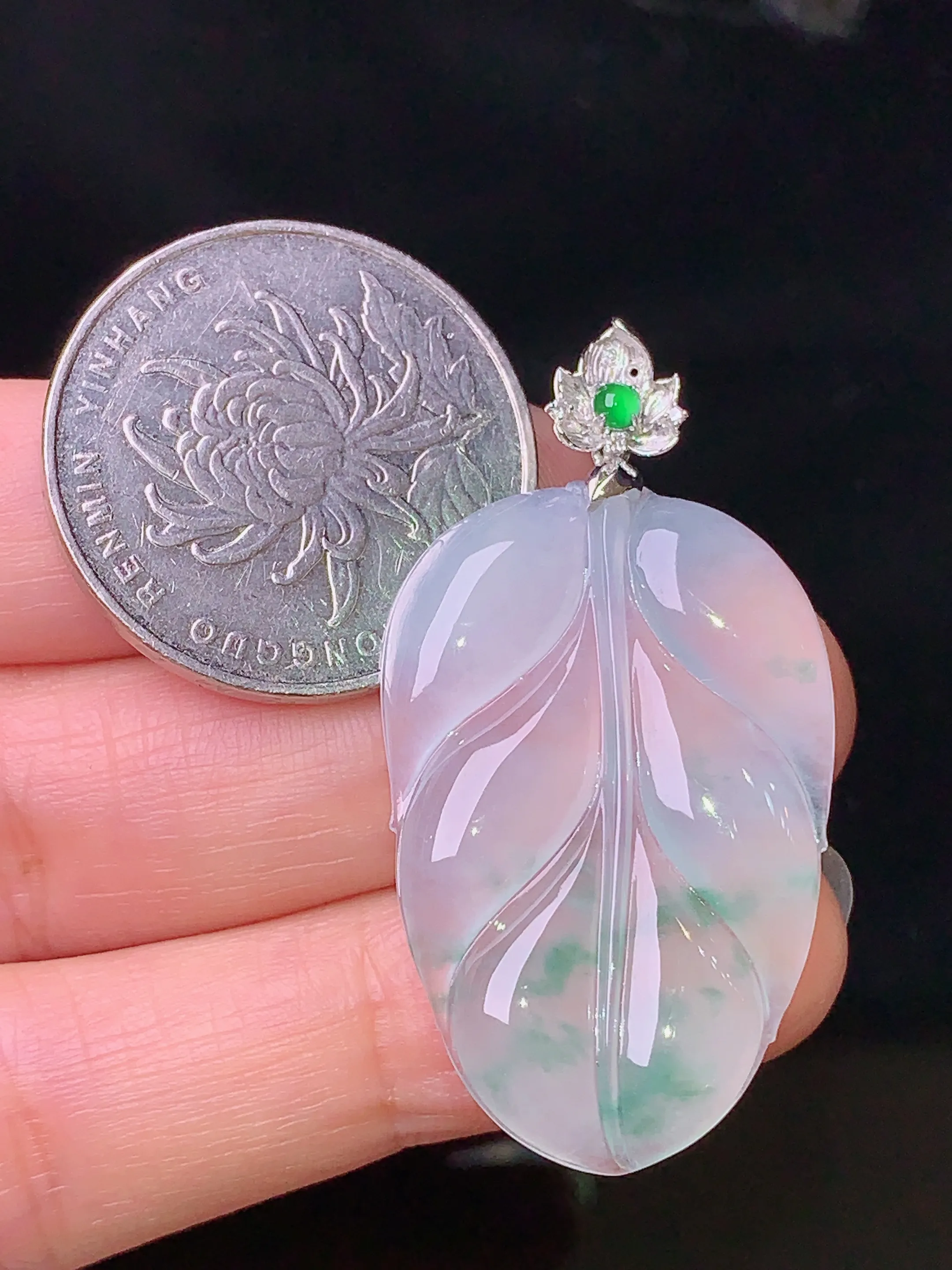 18k金钻镶嵌冰种树叶吊坠 玉质细腻 水润亮眼 色泽艳丽 整体尺寸42*22.3*3.7