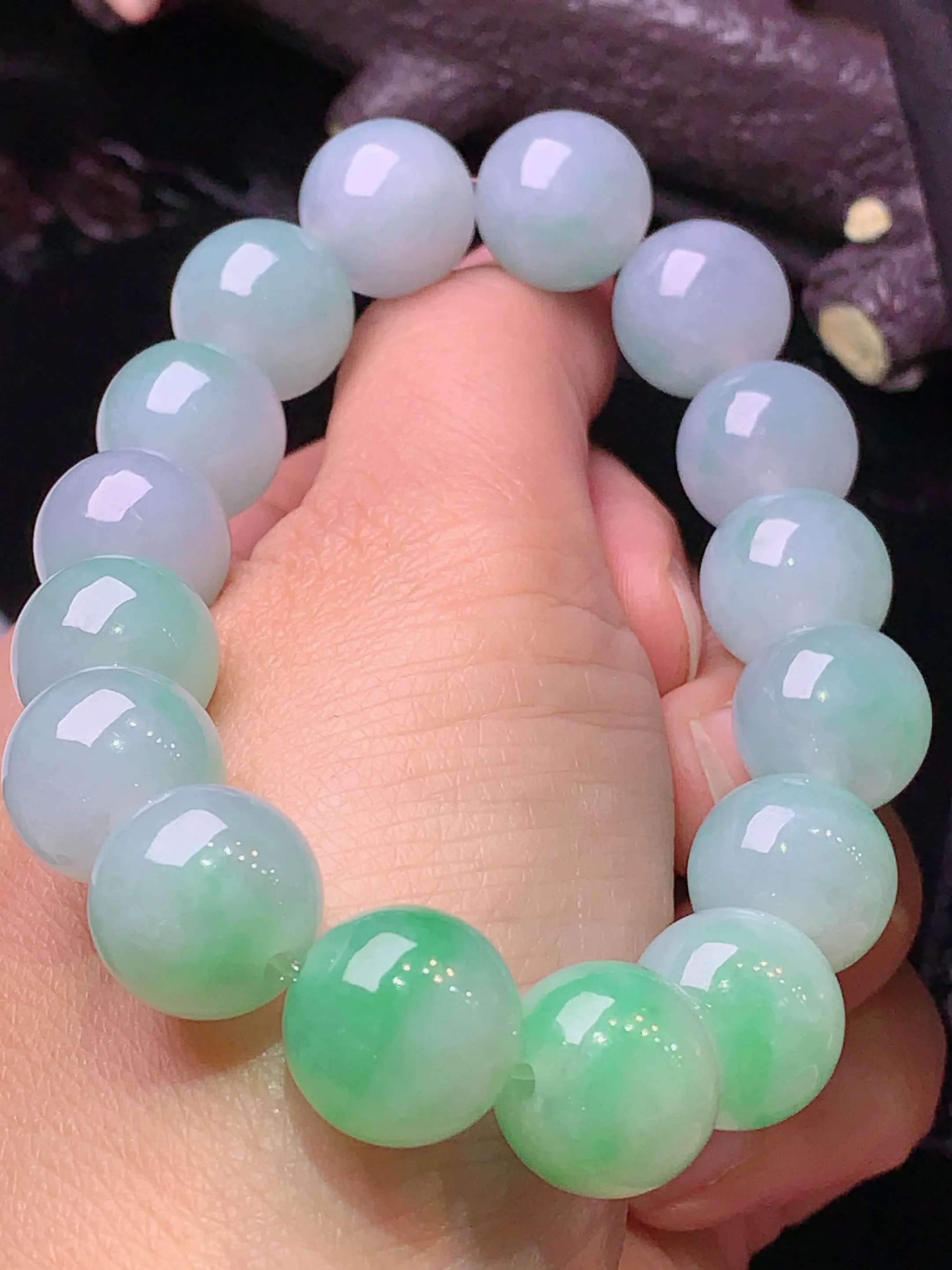 飘绿圆珠手链 玉质细腻 水润亮眼 色泽艳丽 整体尺寸13