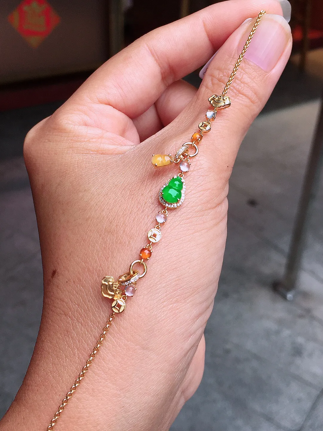 阳绿葫芦手链，色泽均匀艳丽，玉质细腻，荧光感超
强，饱满圆润，尽显优雅气质，18k
金豪华镶嵌