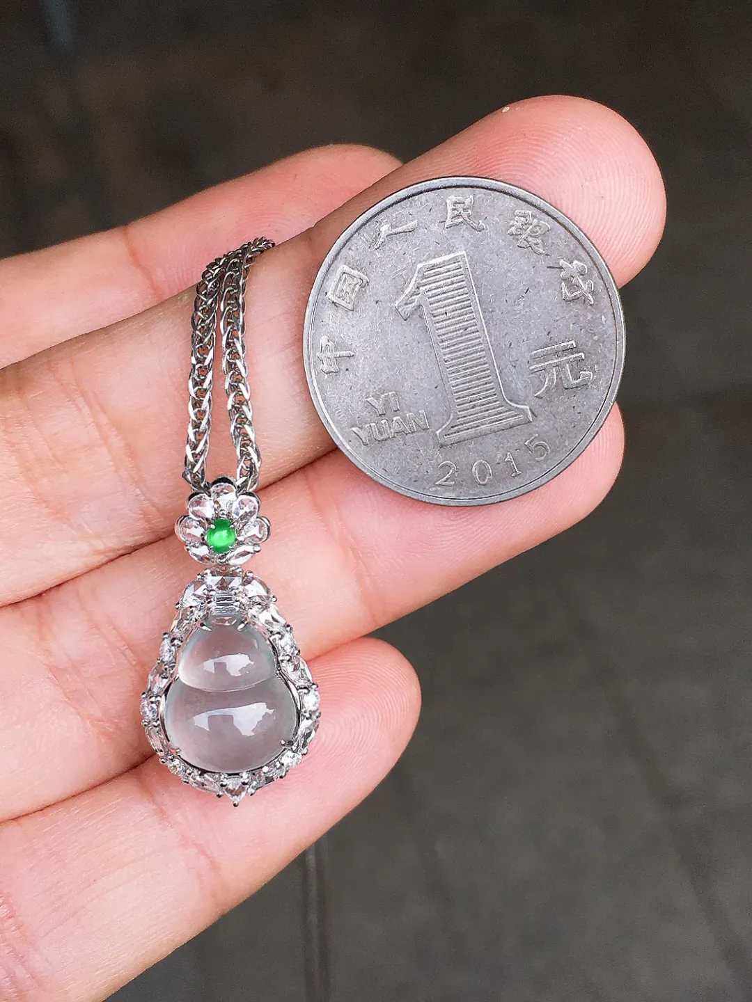 玻璃种葫芦吊坠，玉质细腻，荧光感超
强，饱满圆润，尽显优雅气质，18k
金豪华镶嵌