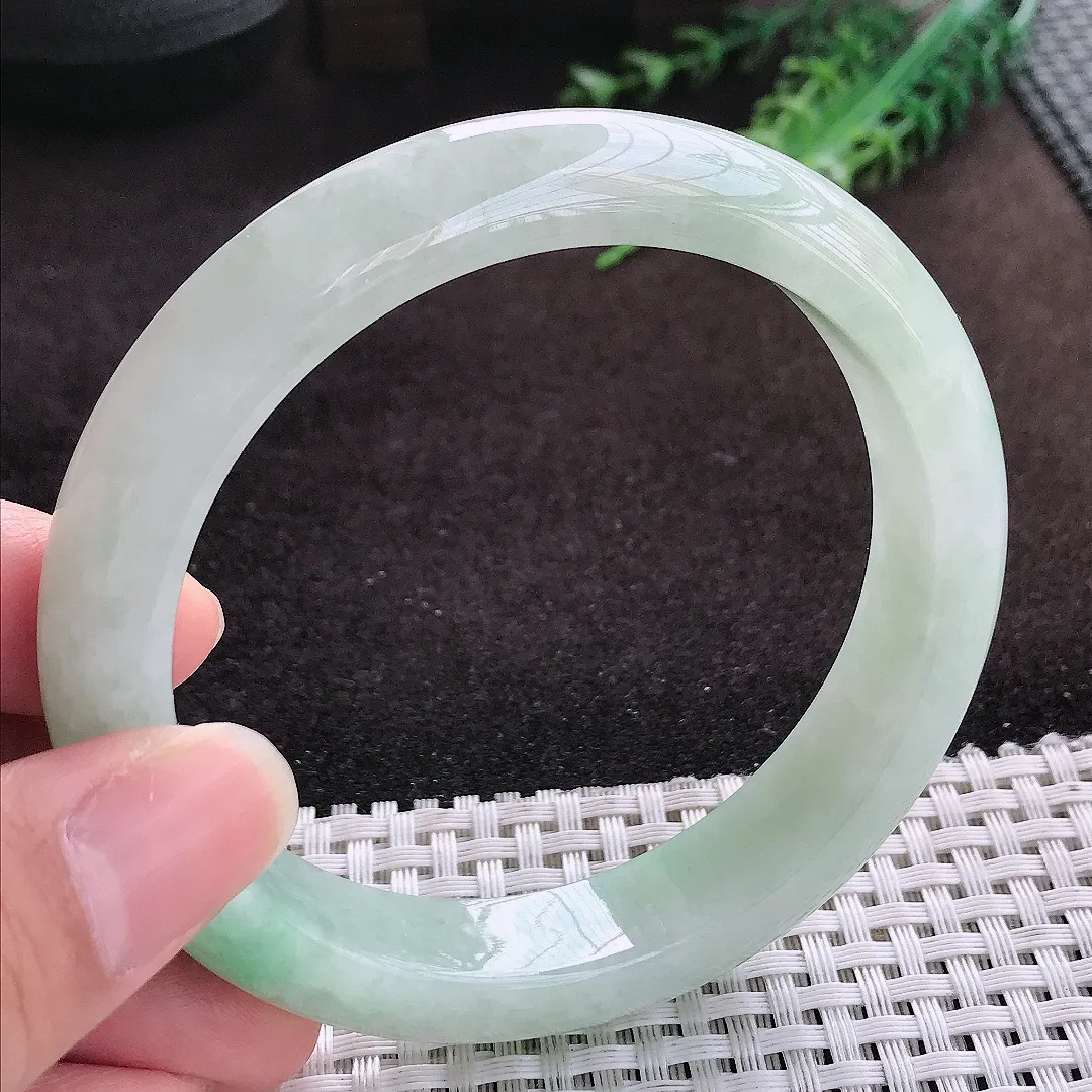 自然光62/13/9.2大圈口老坑秀气温润飘绿手镯宽边翡翠玉镯手环