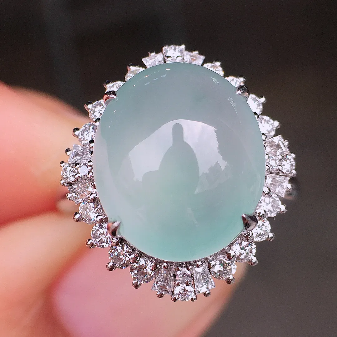 冰种蛋面戒指，玉质细腻，荧光感超
强，饱满圆润，尽显优雅气质，18k
金豪华镶嵌