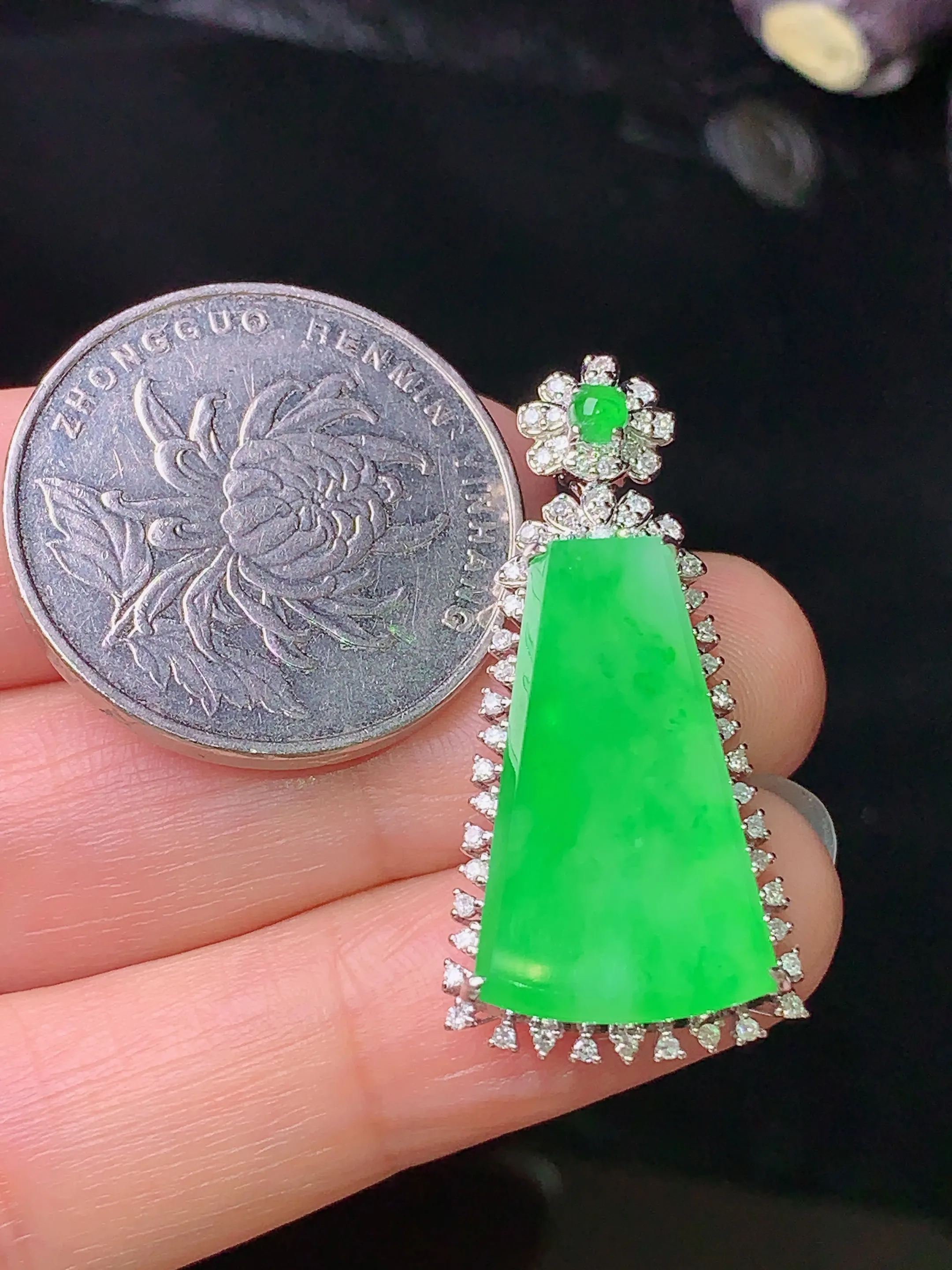 18k金钻镶嵌翠绿无事牌吊坠 玉质细腻 水润亮眼 色泽艳丽 整体尺寸33.8*16*7