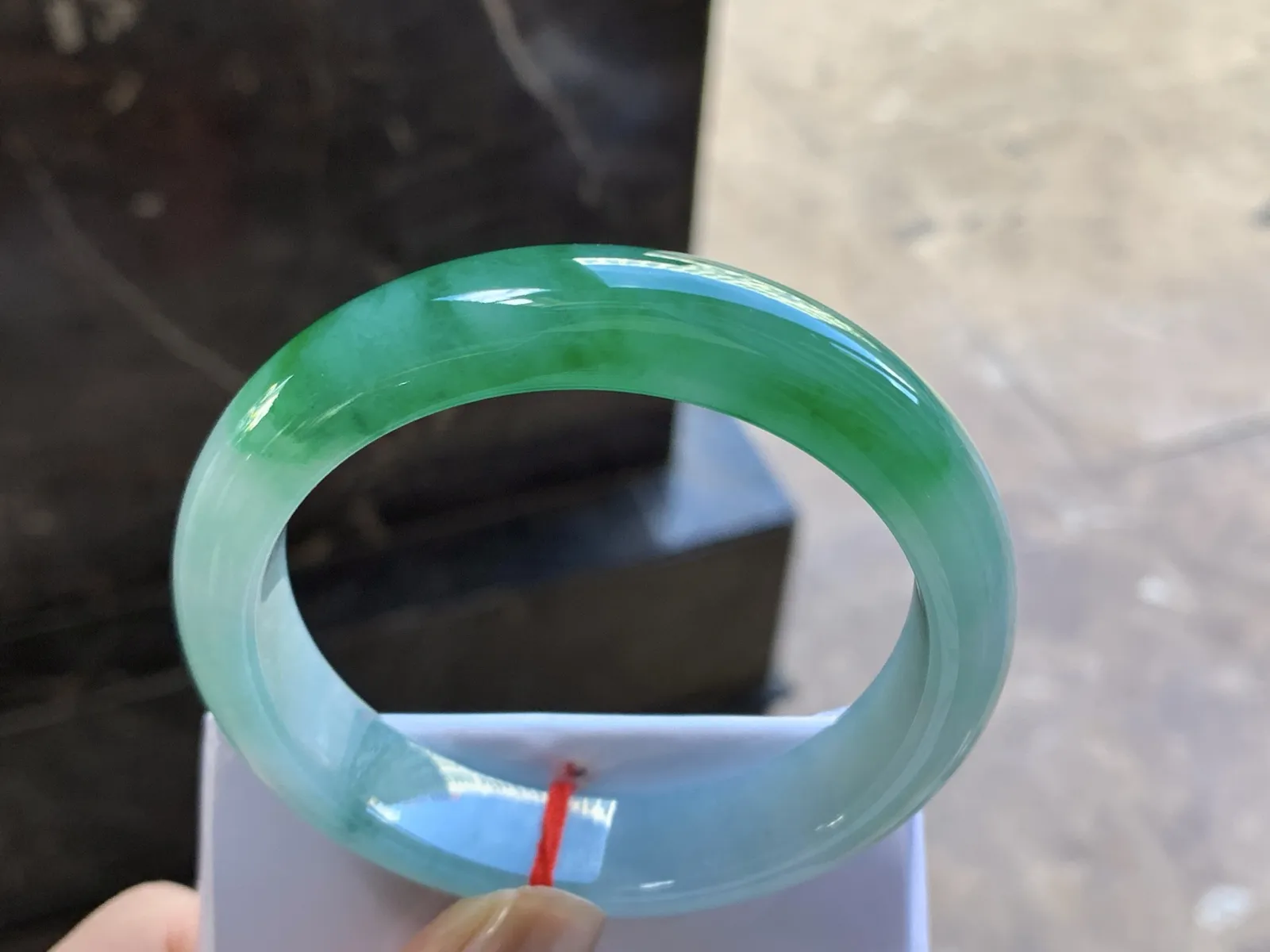 59-14-8.8

浓绿色手镯^_^颜色鲜艳 玉质温润