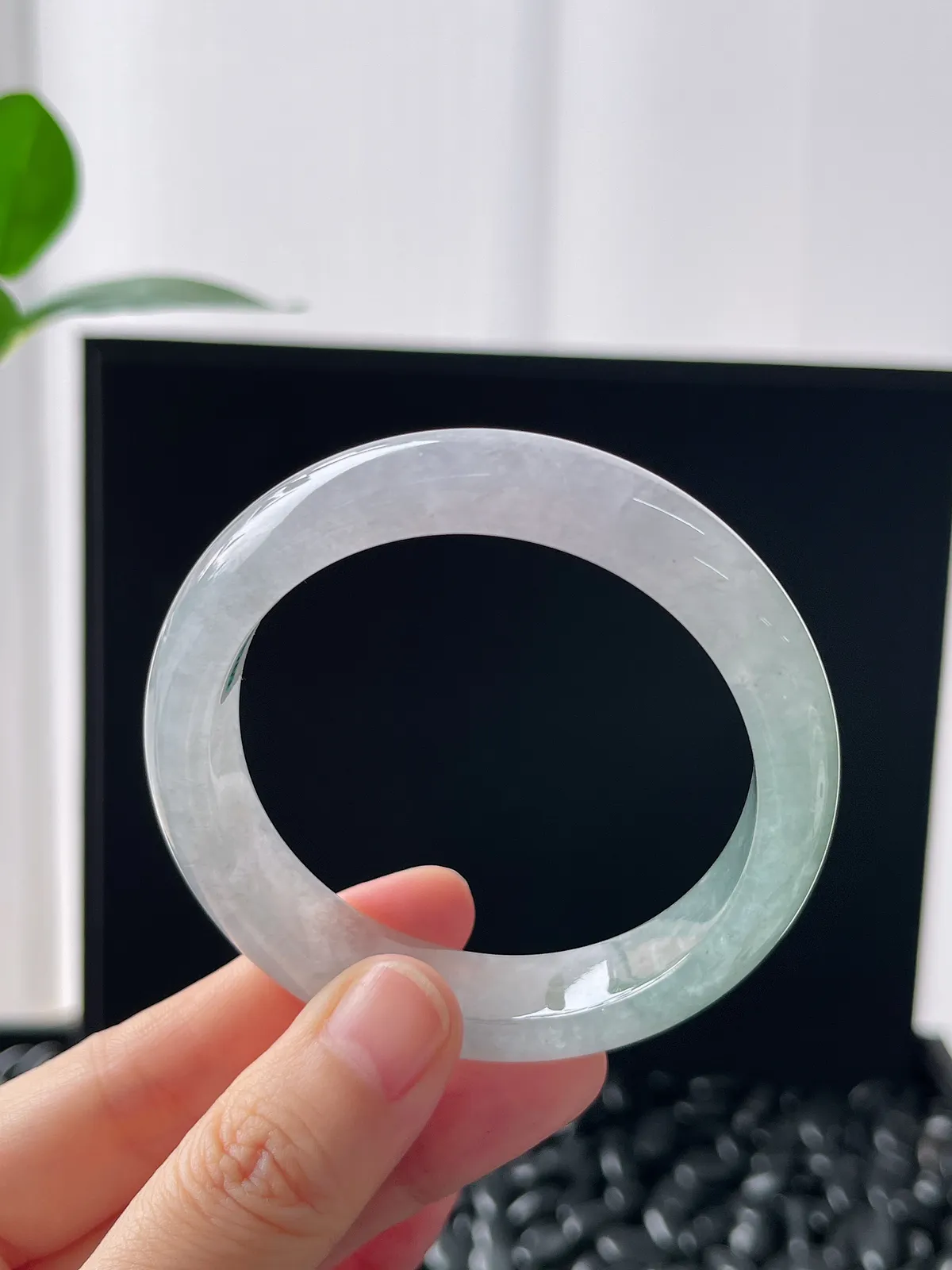 正圈51.8圈口，翡翠冰糯种浅绿色手镯