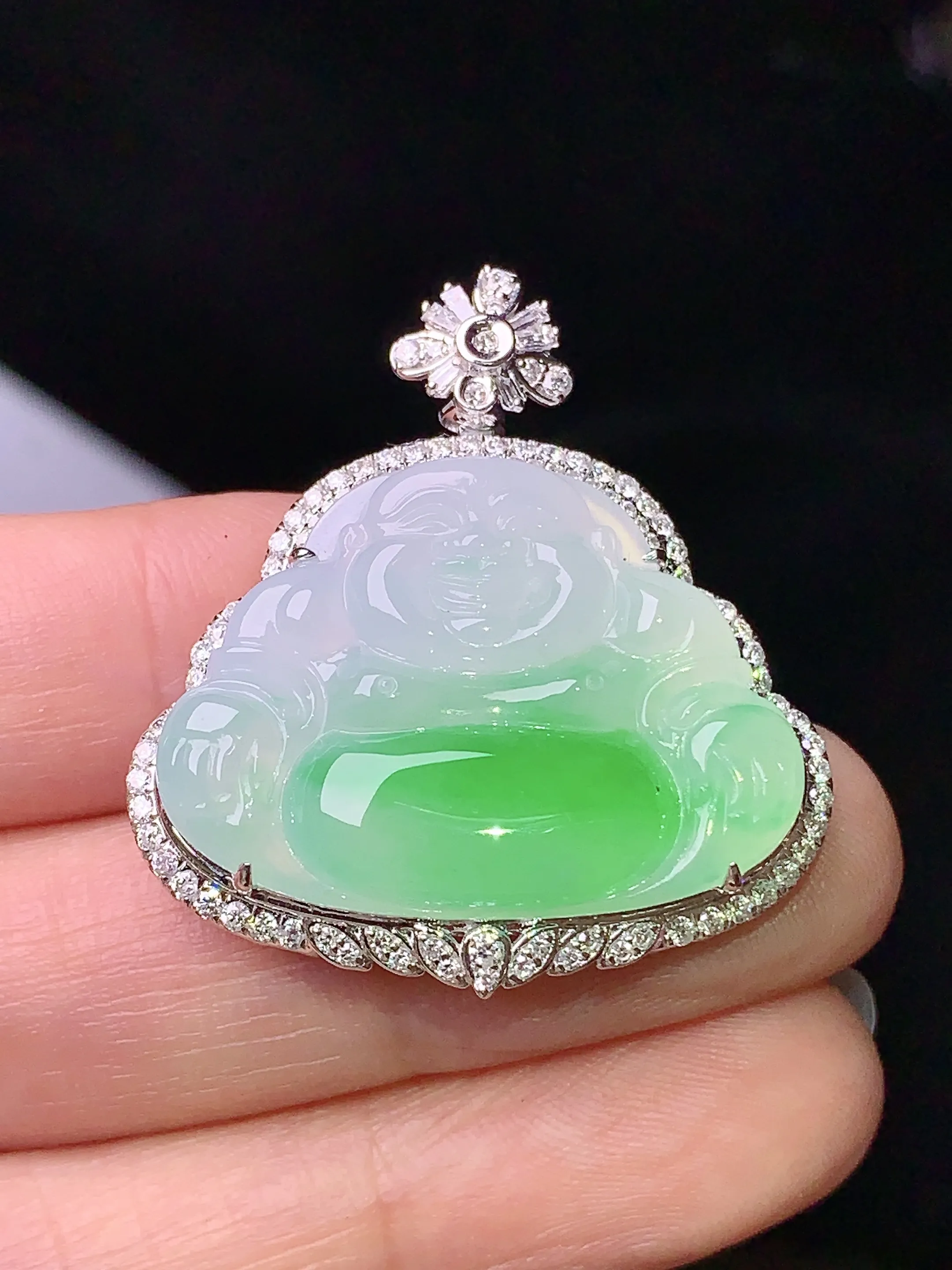 18k金钻镶嵌飘绿佛公吊坠 玉质细腻 水润亮眼 色泽艳丽 整体尺寸33.5*30.5*8.2