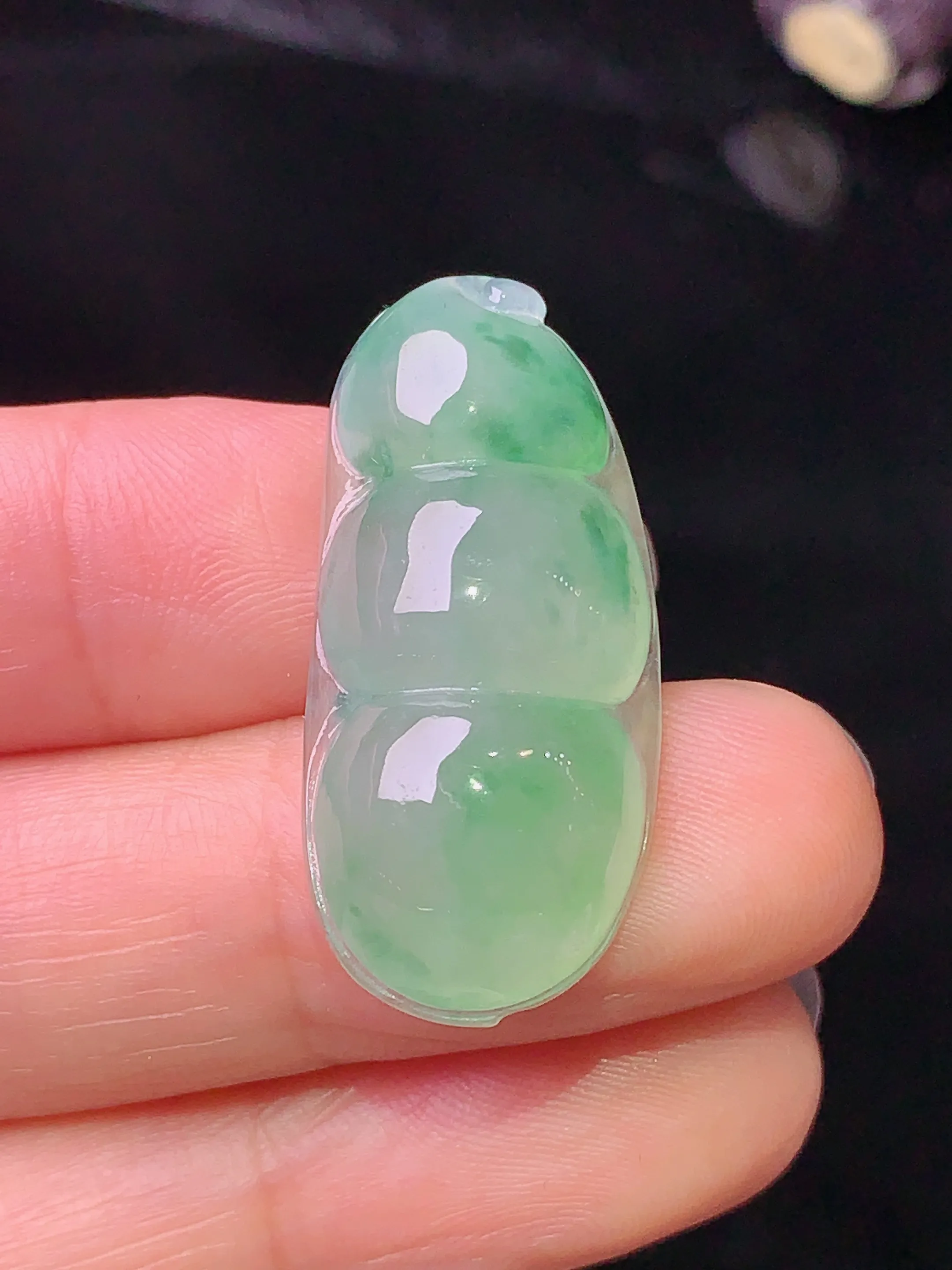 飘绿四季豆吊坠 玉质细腻 水润亮眼 色泽艳丽 整体尺寸31*14*7.3