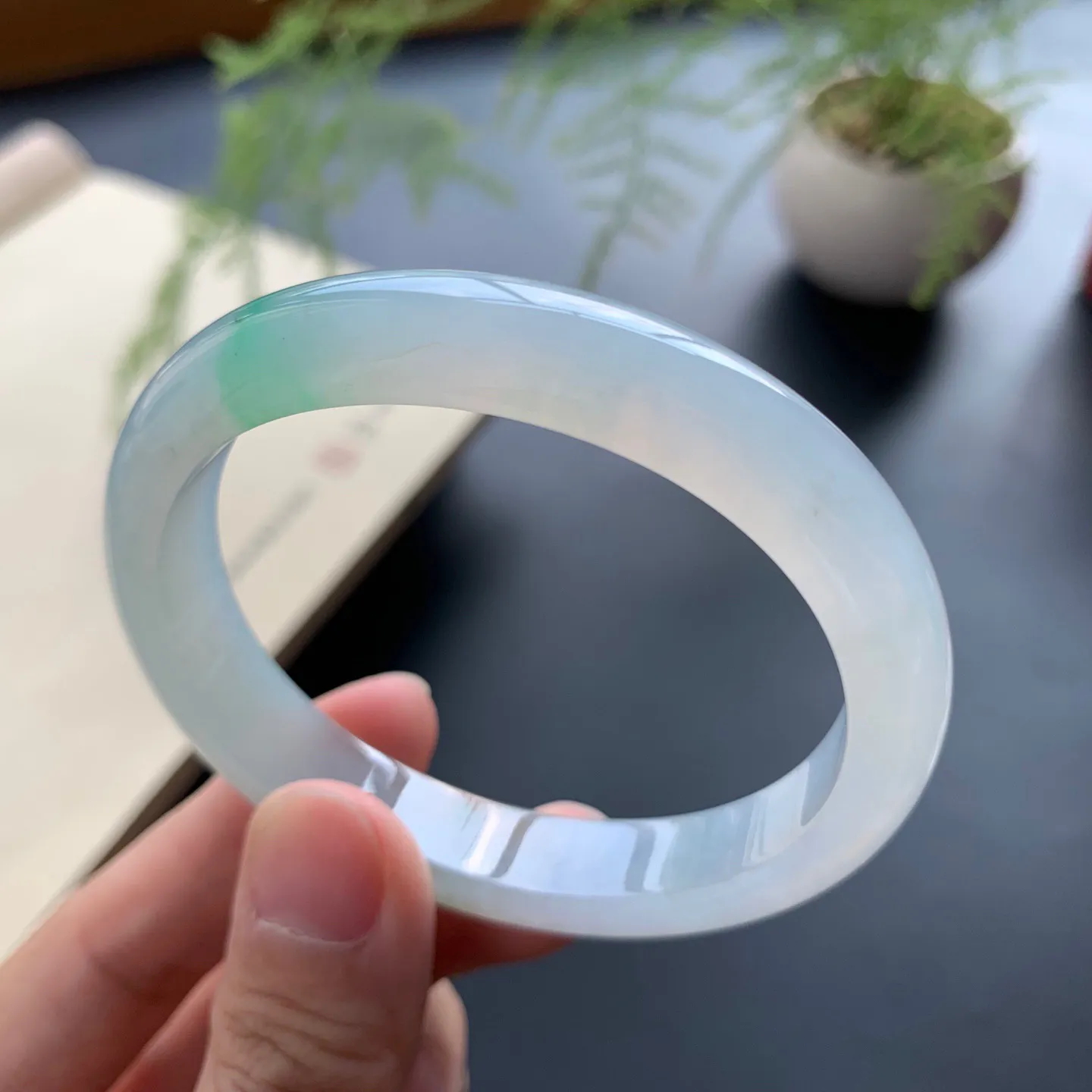 54.8圈口冰飘绿贵妃手镯 尺寸：54.8-47-10.8-7，水润起胶，色泽靓丽