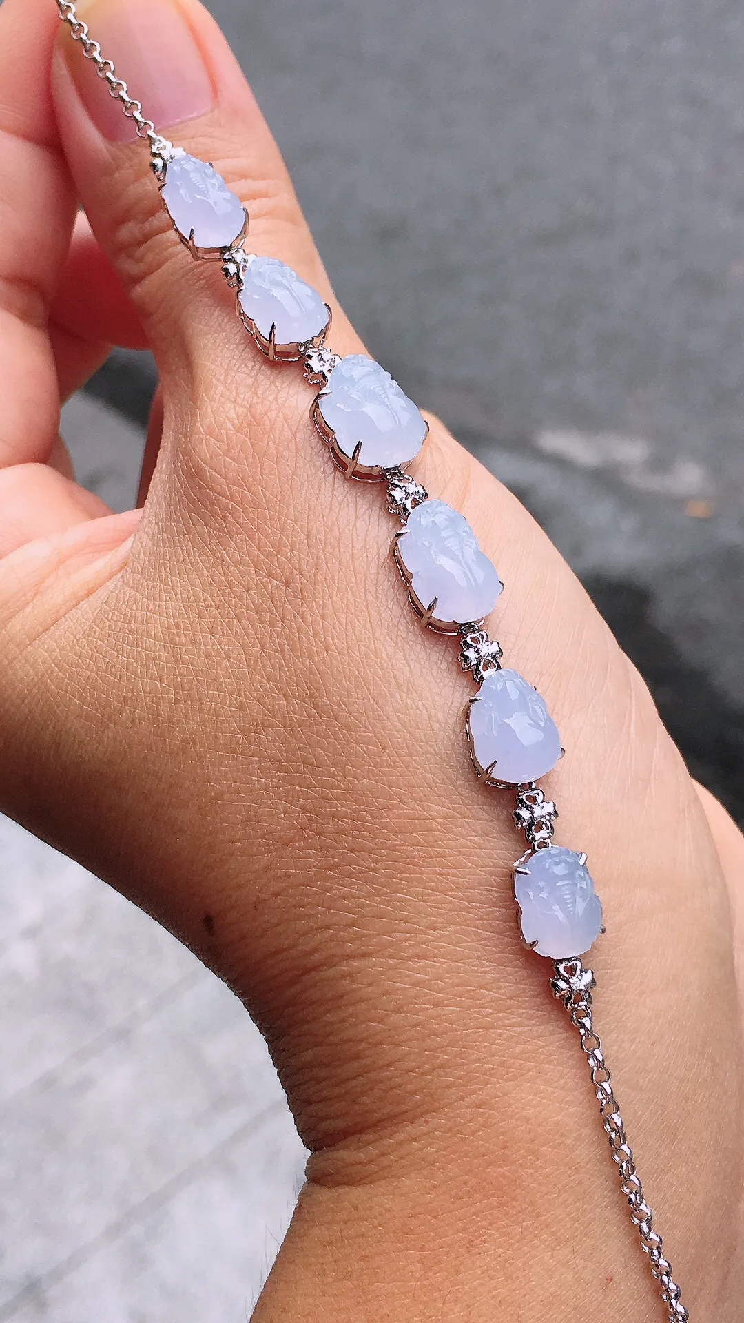 紫罗兰貔貅手链，色泽均匀艳丽，玉质细腻，荧光感超
强，饱满圆润，尽显优雅气质，18k
金豪华镶嵌