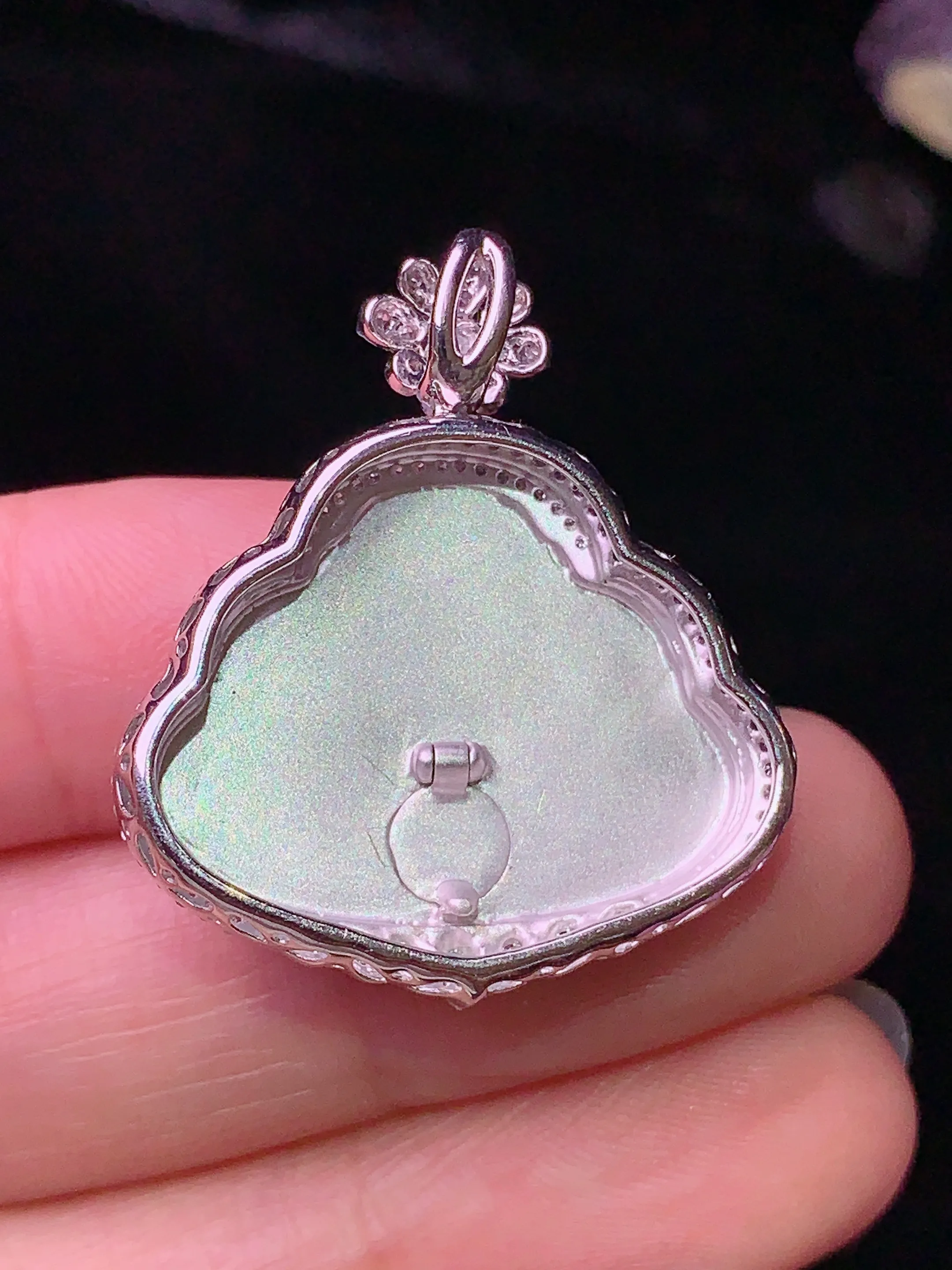 18k金钻镶嵌翠绿佛公吊坠 玉质细腻 水润亮眼 色泽艳丽 整体尺寸30.2*26.5*7.7