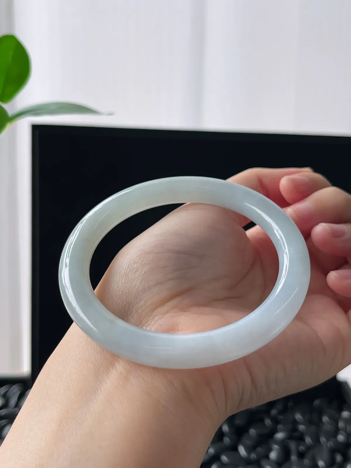 圆镯57.8圈口，翡翠糯化种淡蓝色手镯