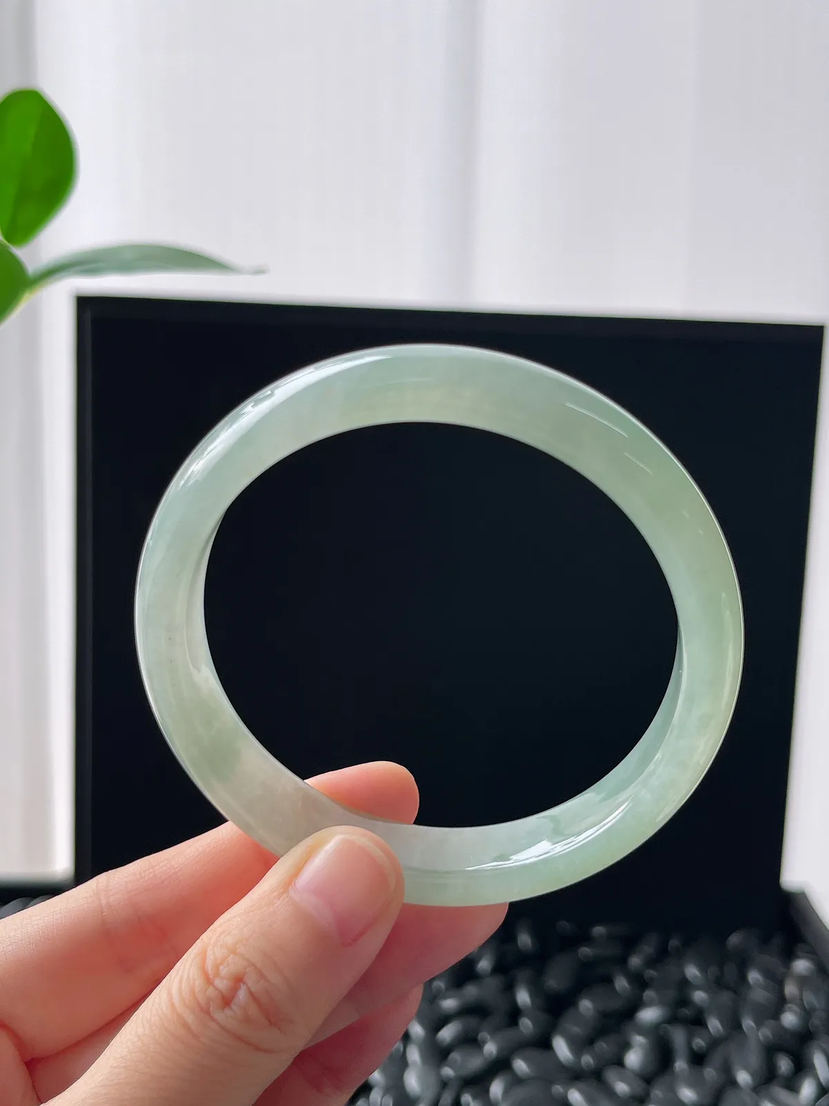 正圈57.8圈口，翡翠冰糯种浅绿色手镯