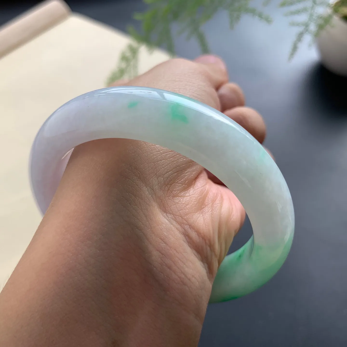 54.8圈口飘绿正圈手镯 尺寸：54.8-13-9.2，无纹裂，细腻光滑，色辣靓丽