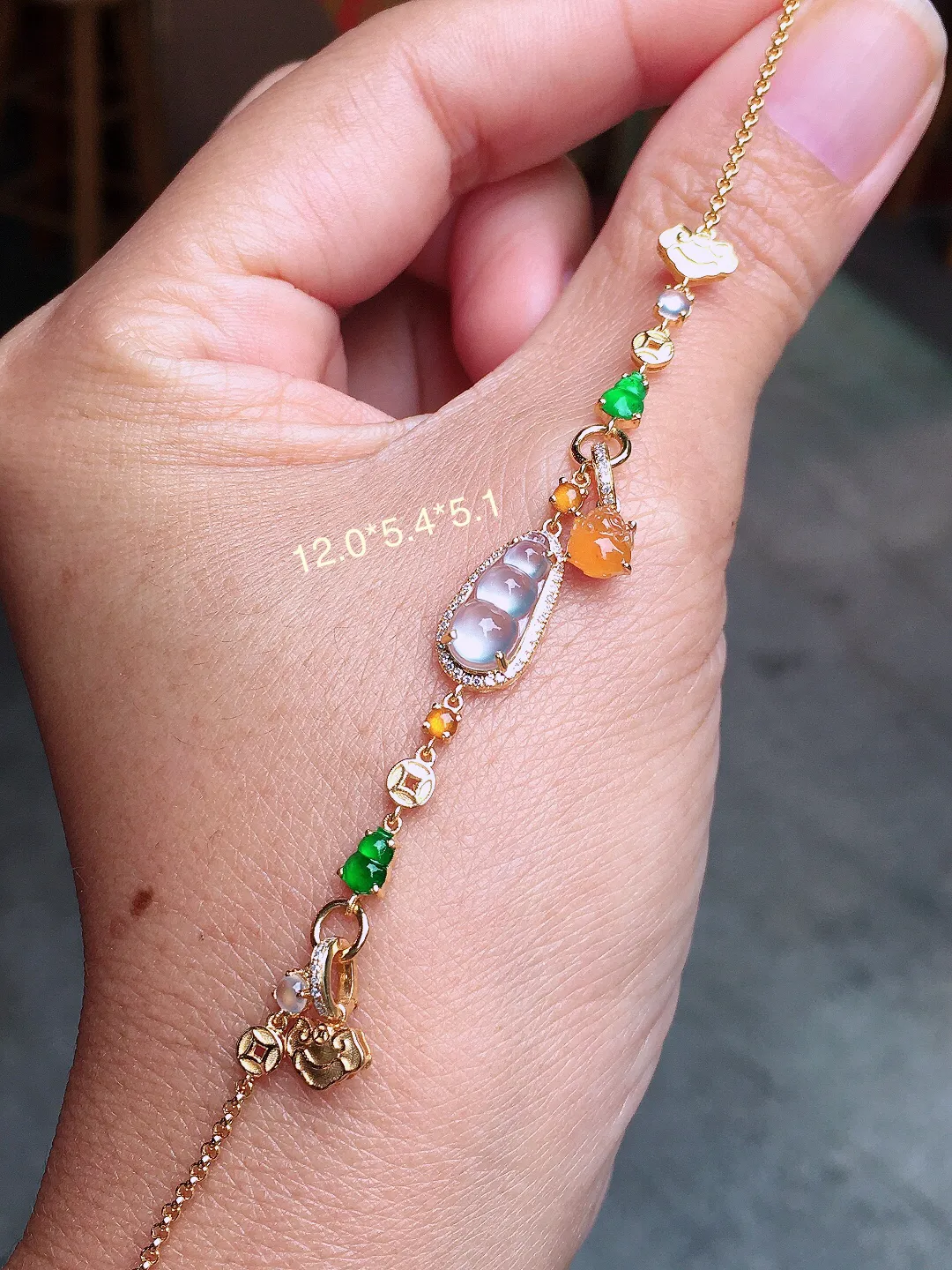 玻璃种福豆手链，色泽均匀艳丽，玉质细腻，荧光感超
强，饱满圆润，尽显优雅气质，18k
金豪华镶嵌