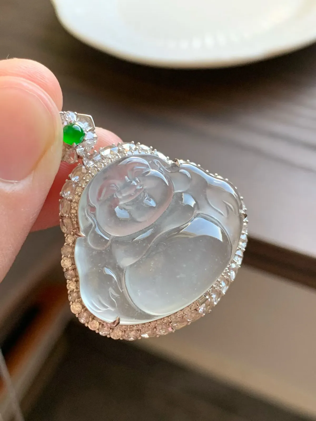 高冰种佛公
裸石24*29.5*4.5 整体尺寸38.5*32.5*12
18k金钻石镶嵌