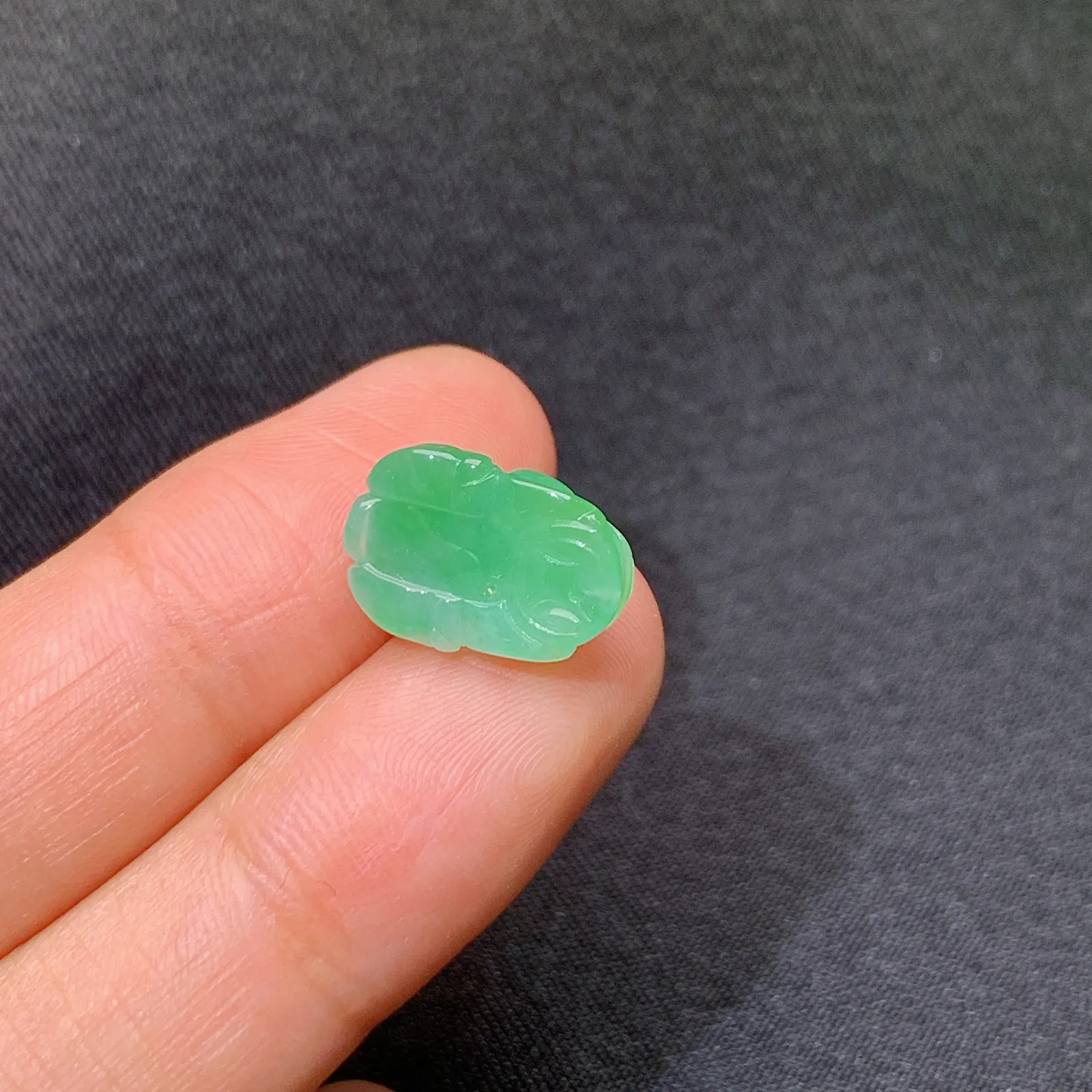 冰飘绿貔貅，冰润色阳，玉质细腻，种水足 尺寸13.5*9.2*5.2