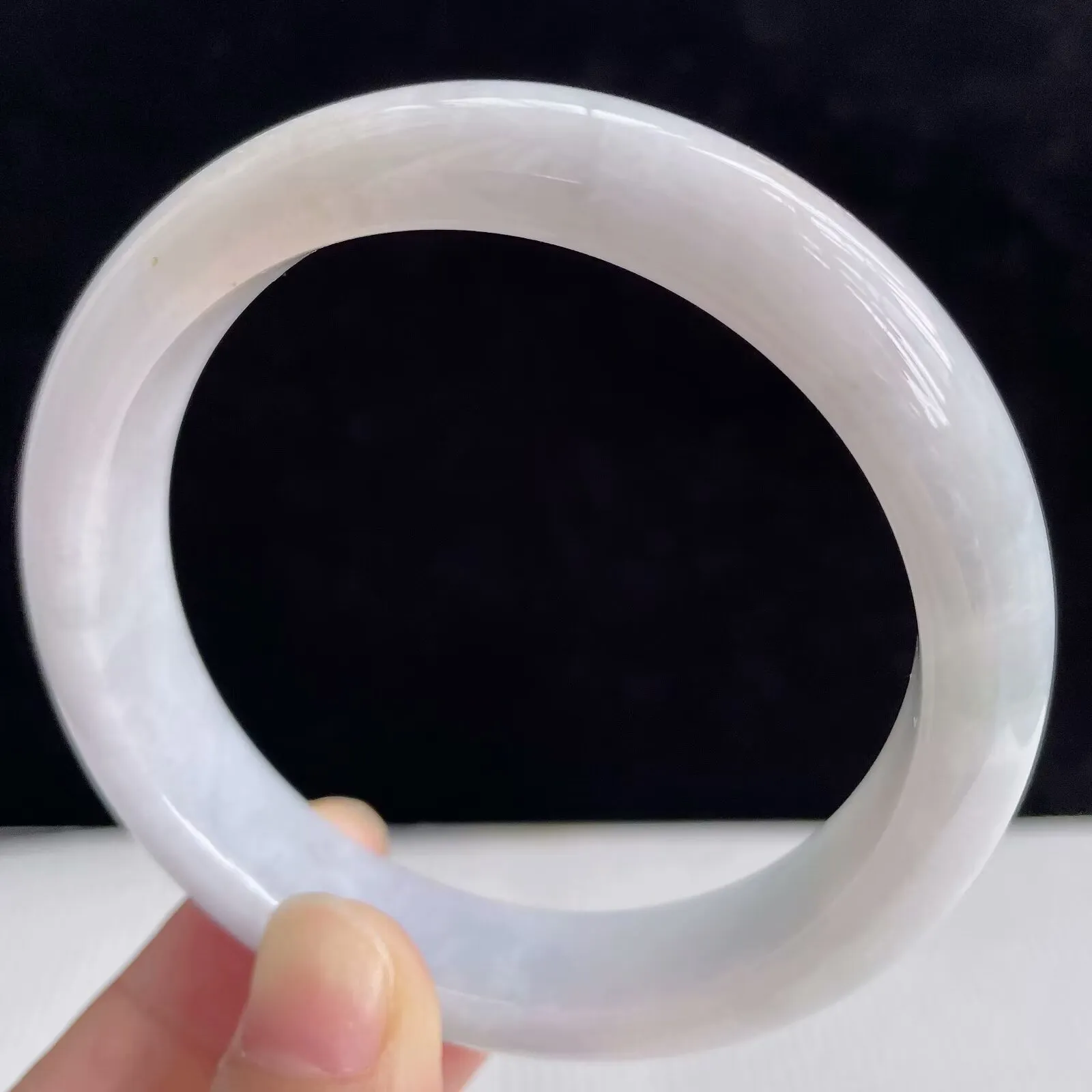 天然翡翠A货拍卖浅绿秀气56圈口玉手镯 50.89克