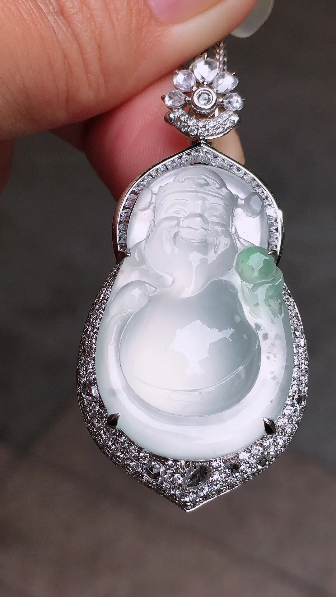 冰种【财神爷】吊坠，玉质细腻，荧光感超
强，饱满圆润，尽显优雅气质，18k
金豪华镶嵌