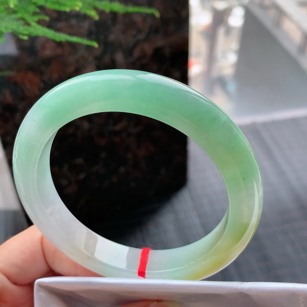 正圈冰黄加绿 无瑕 尺寸:63.1/12.6/9.9 种色兼备 大圈口