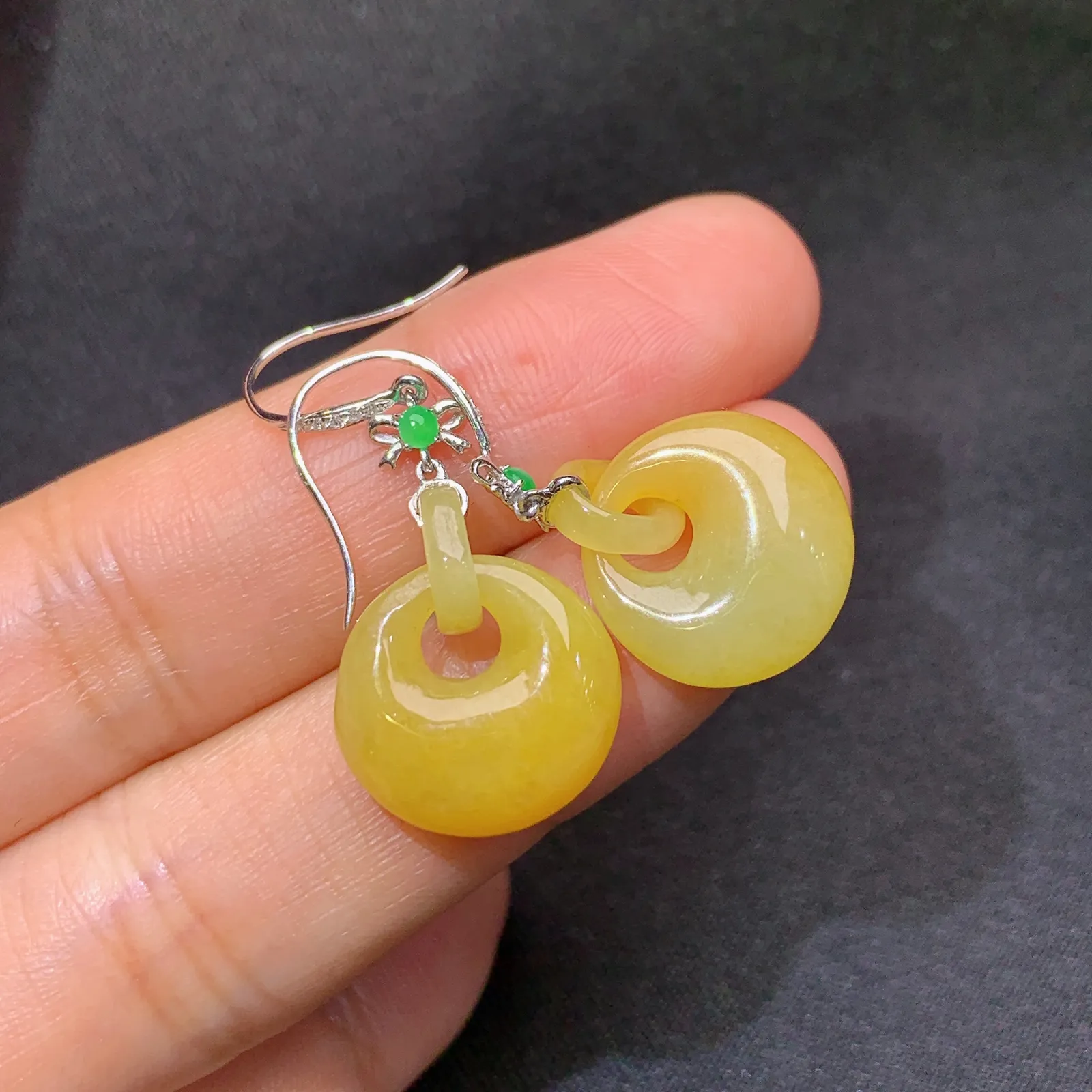 黄翡环环相扣耳坠，18k金镶嵌，简约时尚，冰透水润，颜色鲜亮 尺寸13.8*13.3*5.6