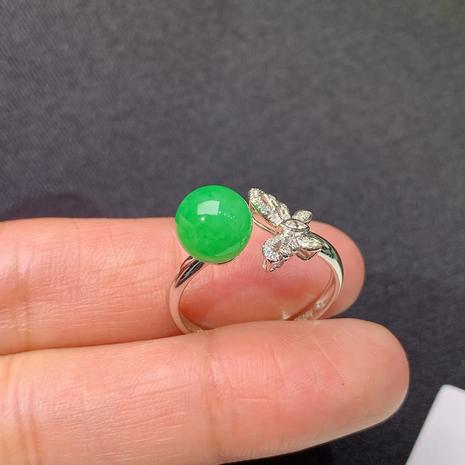 阳绿圆珠戒指，18k金镶嵌，简约时尚，冰润色阳，种水足，圈口14 直径7.6