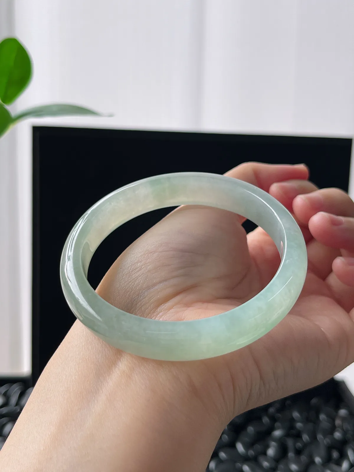 正圈57.8圈口，翡翠冰糯种浅绿色手镯