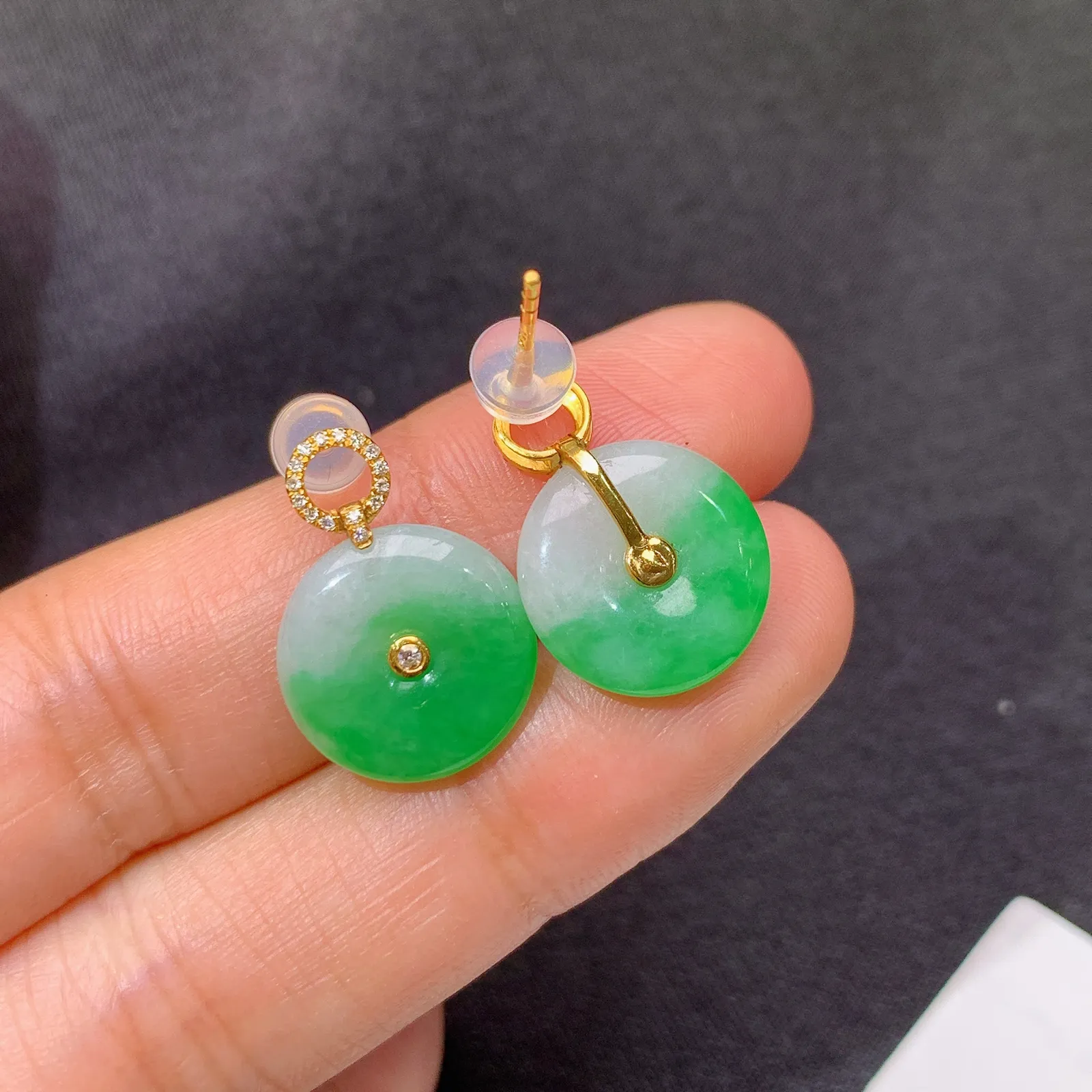 飘绿平安扣耳坠 18k金镶嵌，简约时尚，冰润色阳，种水足 尺寸12.9*3.3