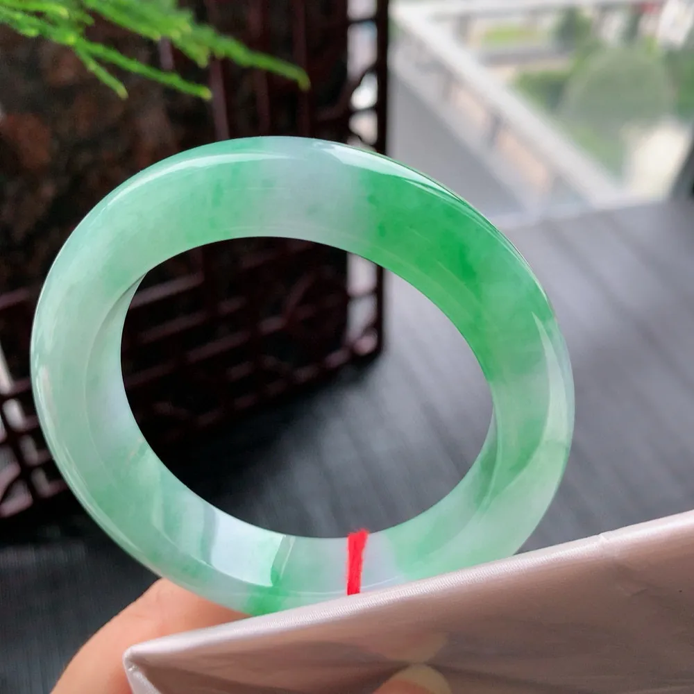 正圈冰糯阳绿 无纹裂 尺寸:53.7/12.8/9.9 色好