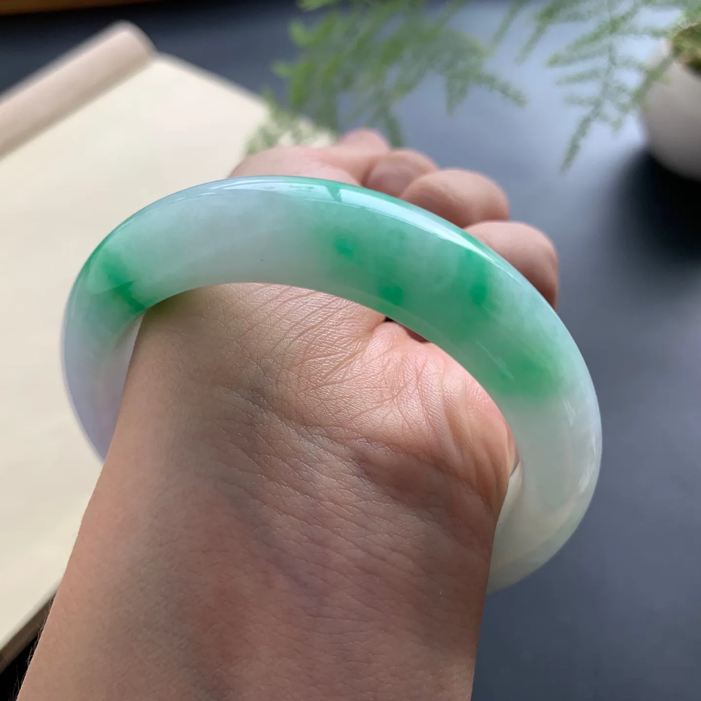 54.8圈口飘绿正圈手镯 尺寸：54.8-13-9.2，无纹裂，细腻光滑，色辣靓丽