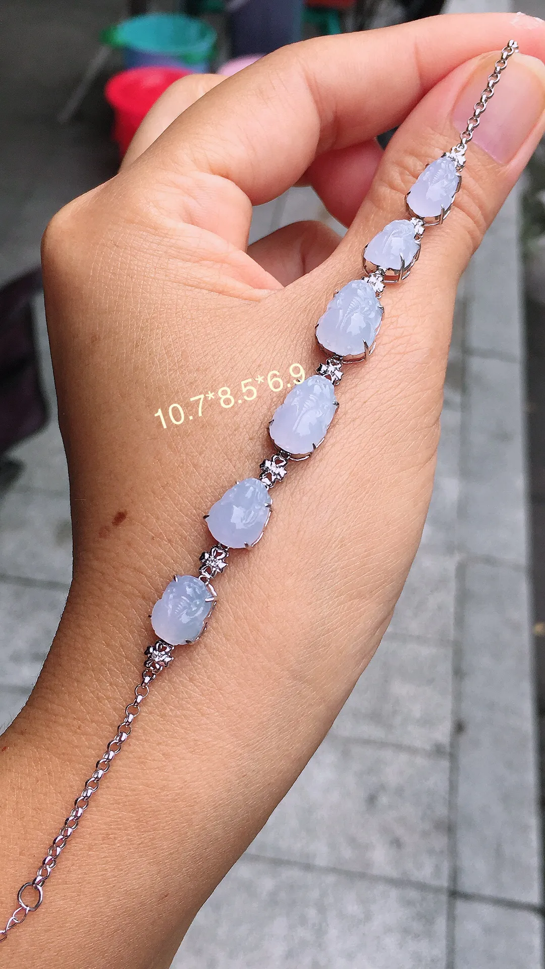 紫罗兰貔貅手链，色泽均匀艳丽，玉质细腻，荧光感超
强，饱满圆润，尽显优雅气质，18k
金豪华镶嵌