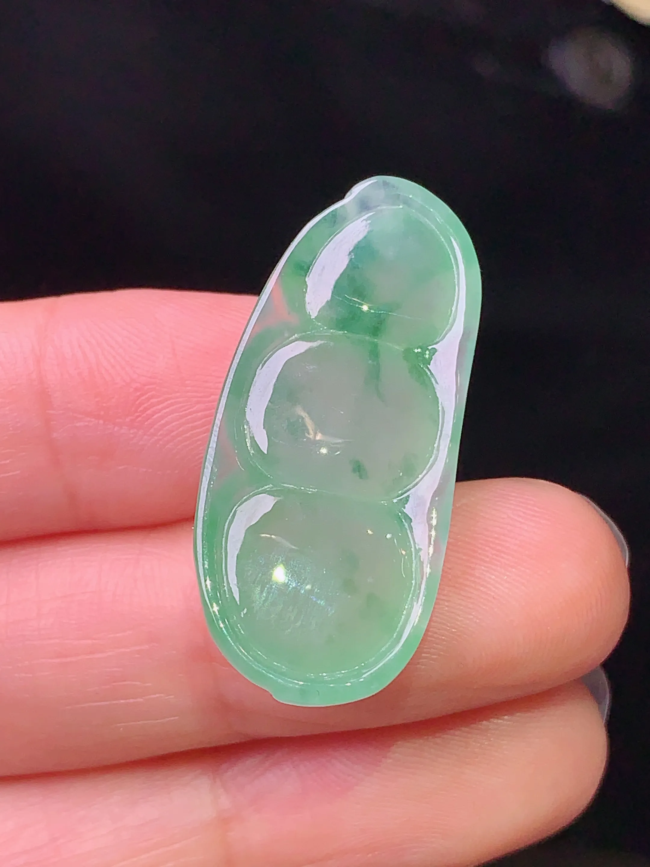 飘绿四季豆吊坠 玉质细腻 水润亮眼 色泽艳丽 整体尺寸31*14*7.3