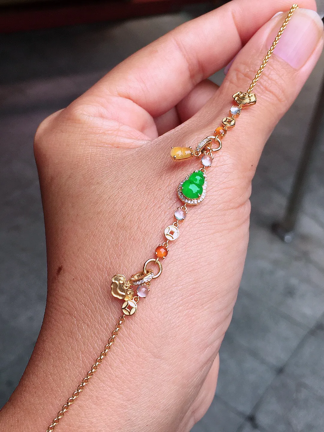 阳绿葫芦手链，色泽均匀艳丽，玉质细腻，荧光感超
强，饱满圆润，尽显优雅气质，18k
金豪华镶嵌