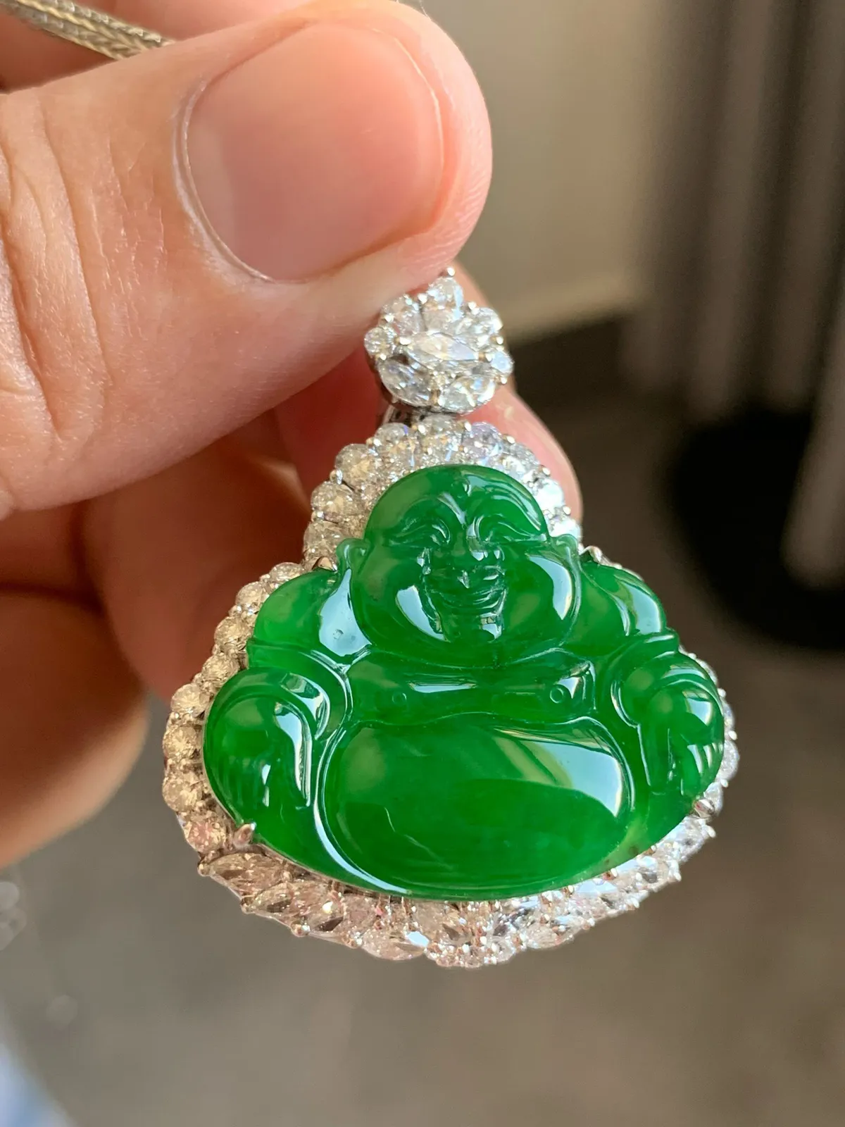 满绿佛公
裸石21.5*26*3.5 整体尺寸35.5*29.5*12
18k金钻石镶嵌