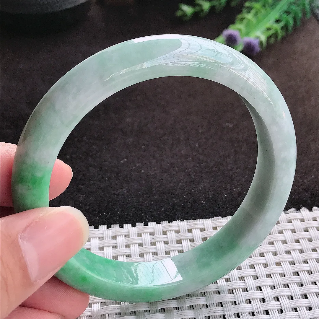 自然光59.5/12.2/8.3老坑精美温润飘绿手镯宽边翡翠玉镯手环