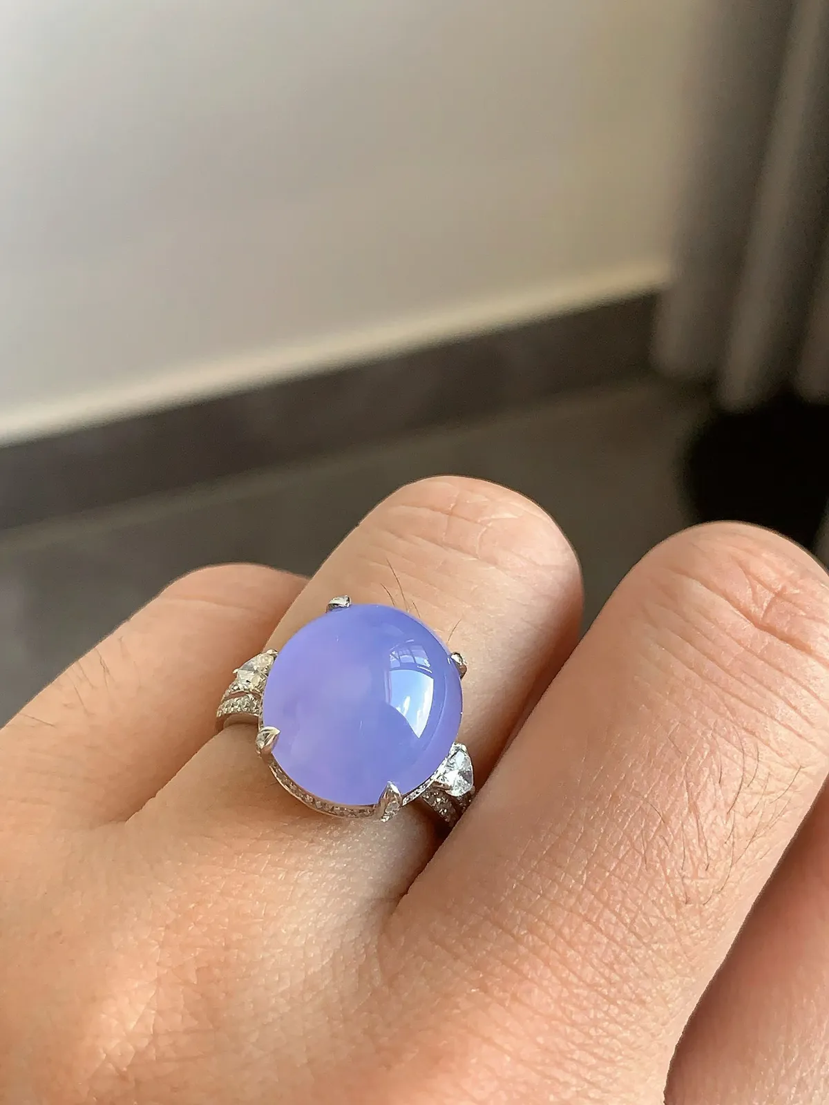 美艳紫罗兰戒指
裸石14.5*13.5*7.5 戒圈13.5
18k金钻石镶嵌