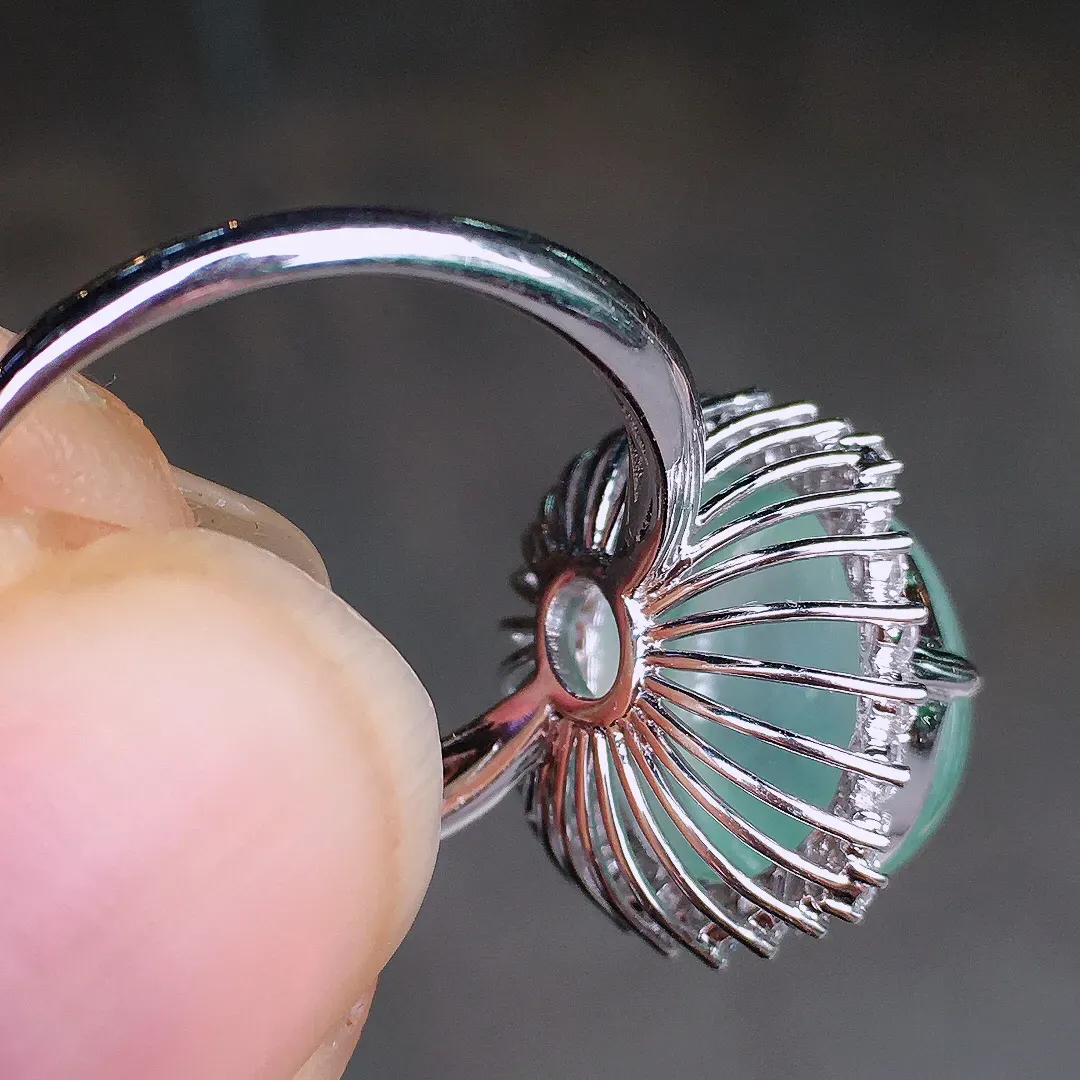 冰种蛋面戒指，玉质细腻，荧光感超
强，饱满圆润，尽显优雅气质，18k
金豪华镶嵌