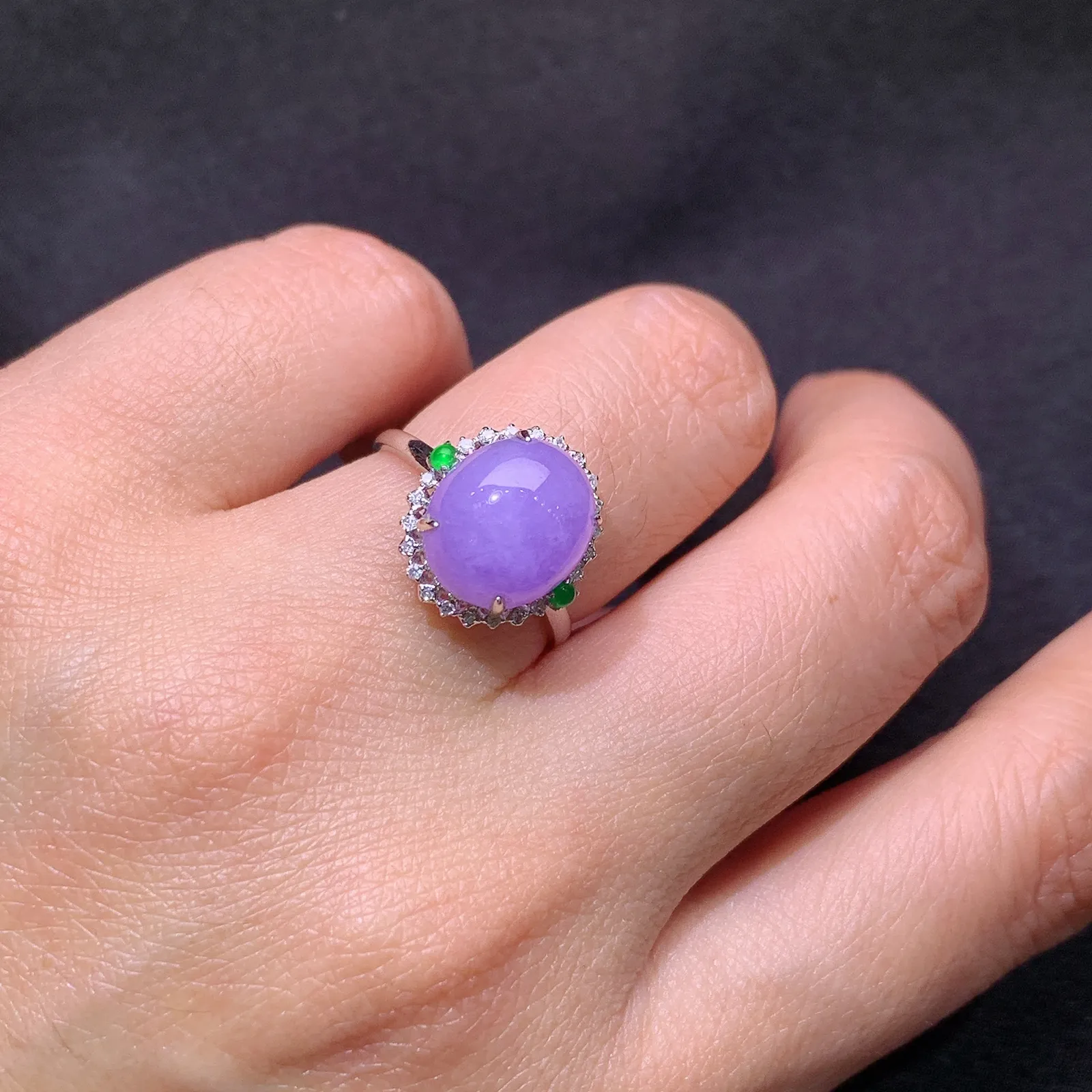 紫罗兰蛋面戒指，18k金镶嵌，色泽鲜艳，温润细腻 圈口14 裸石11*9.4*4.8