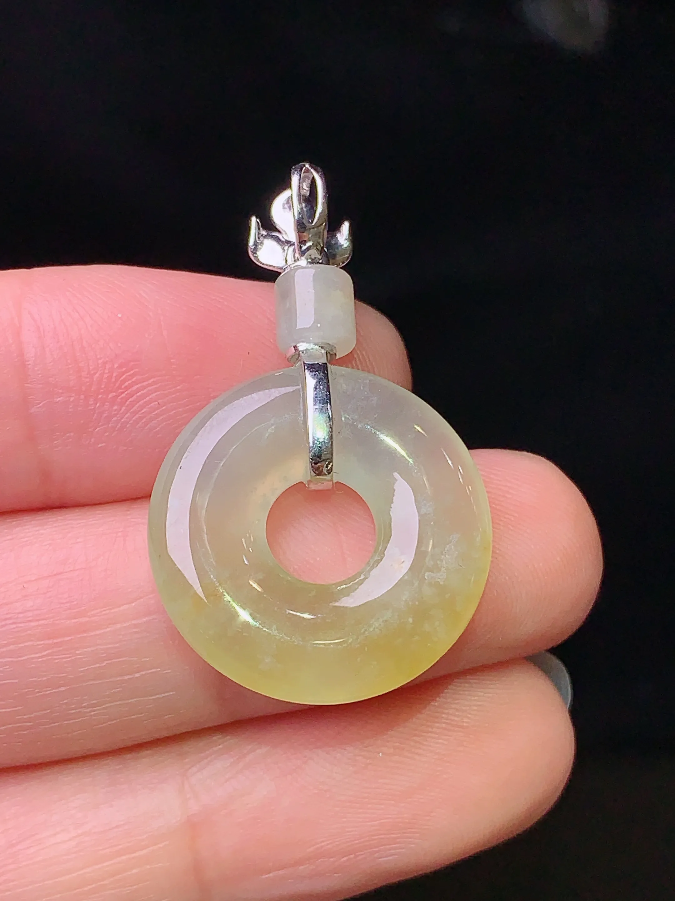 18k金钻镶嵌飘黄翡平安环吊坠 玉质细腻 水润亮眼 色泽艳丽 整体尺寸31.8*19.5*4