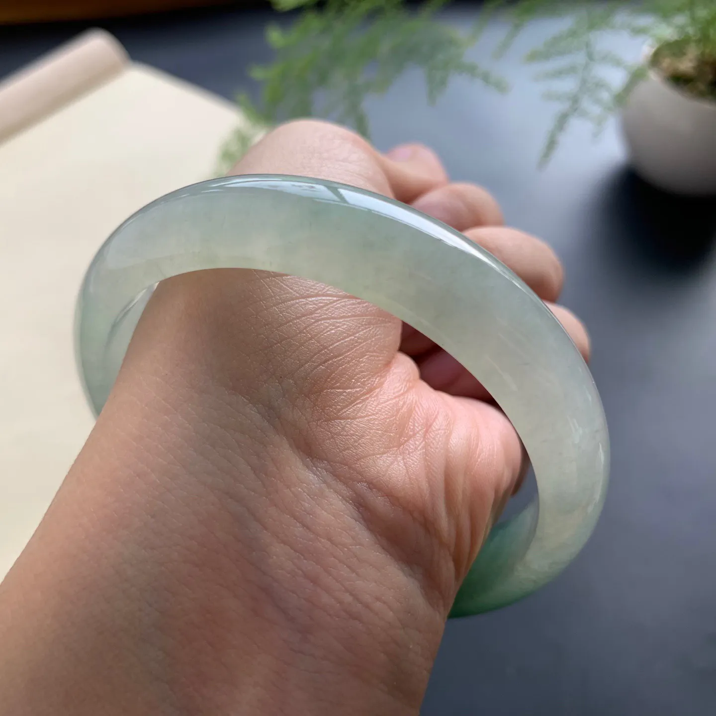 60圈口冰种飘绿正圈手镯 尺寸：60.3-13-7.3，无纹裂，水润透亮，胶感十足
