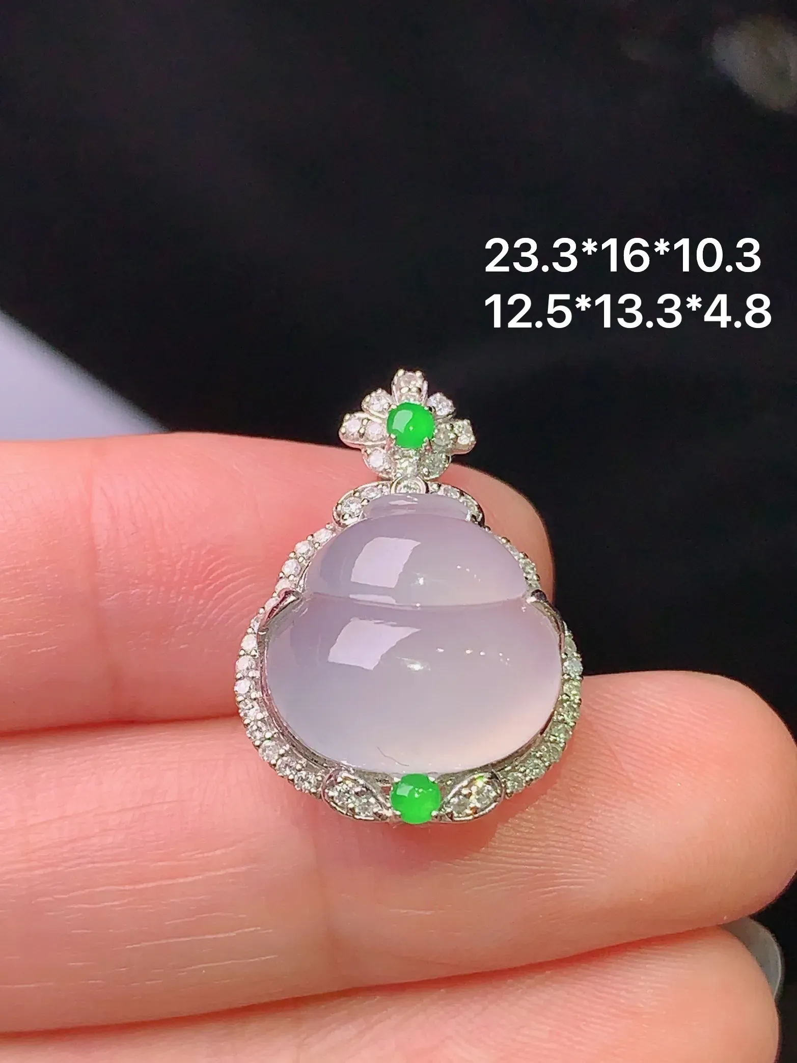 18k金钻镶嵌冰种葫芦吊坠 玉质细腻 水润亮眼 色泽艳丽 整体尺寸23.3*16*10.3